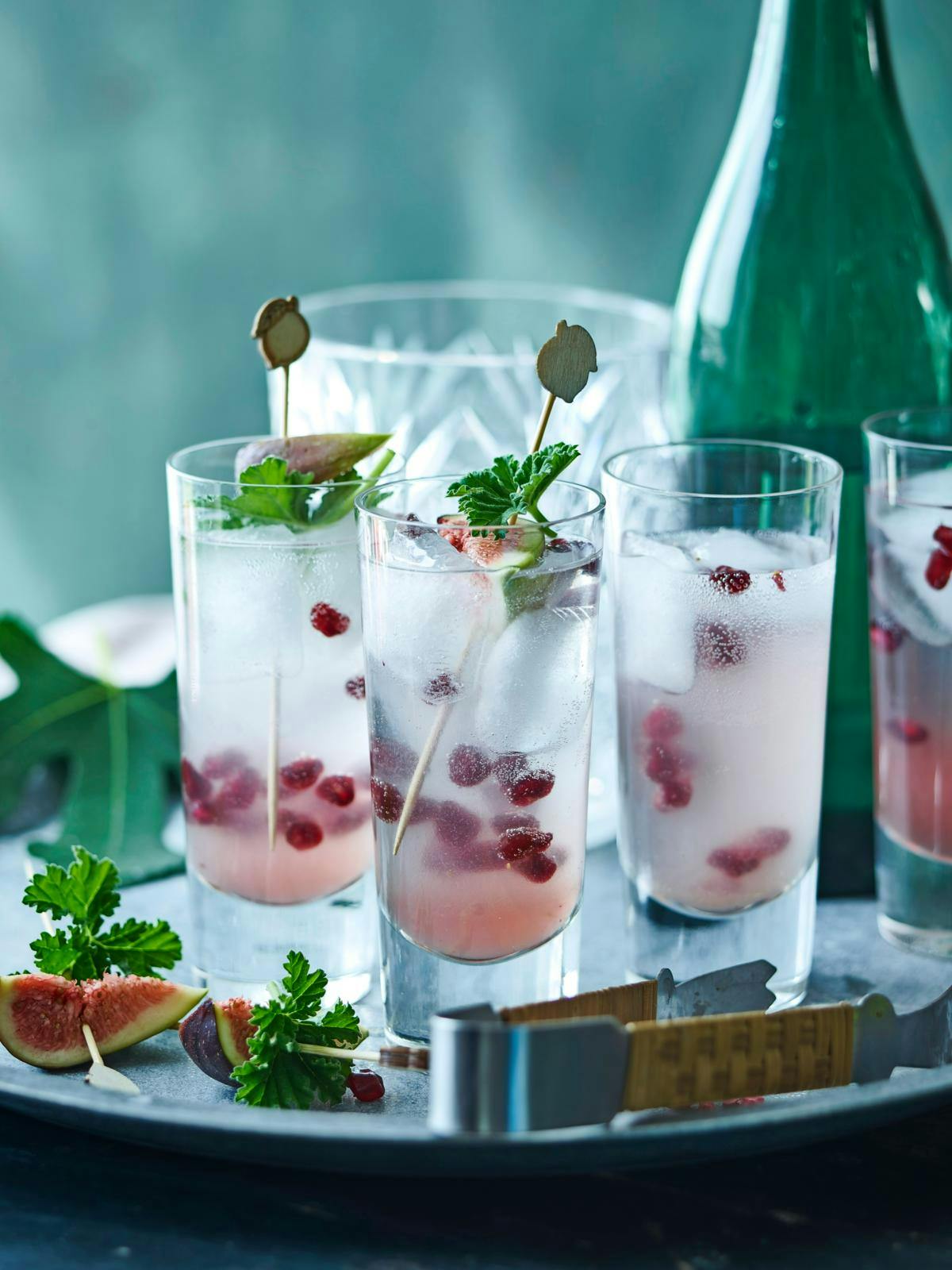 Gin & tonic serveret med friske figner og granatæblekerner