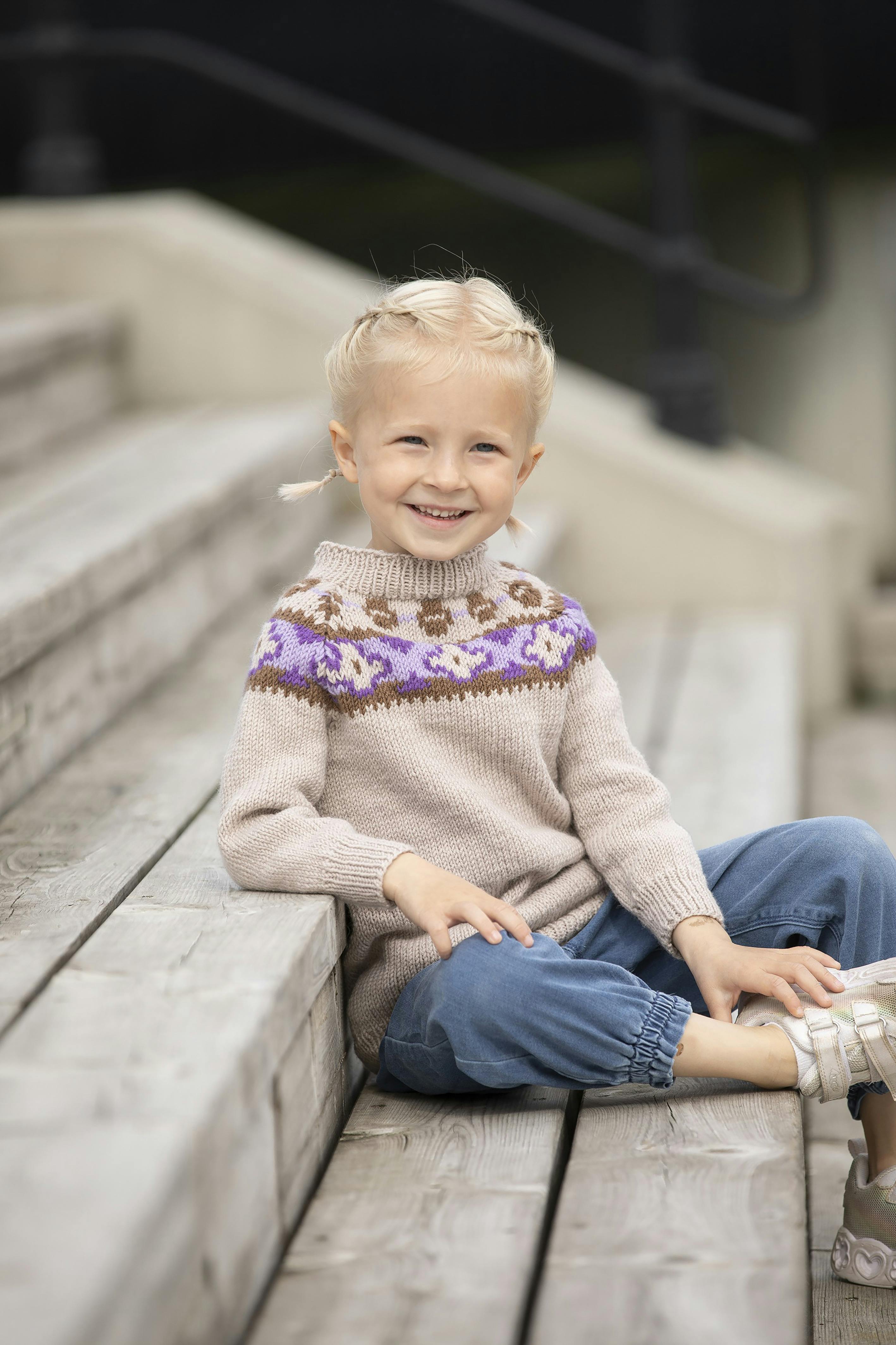 Børnestrik i flere farver og med mønster.