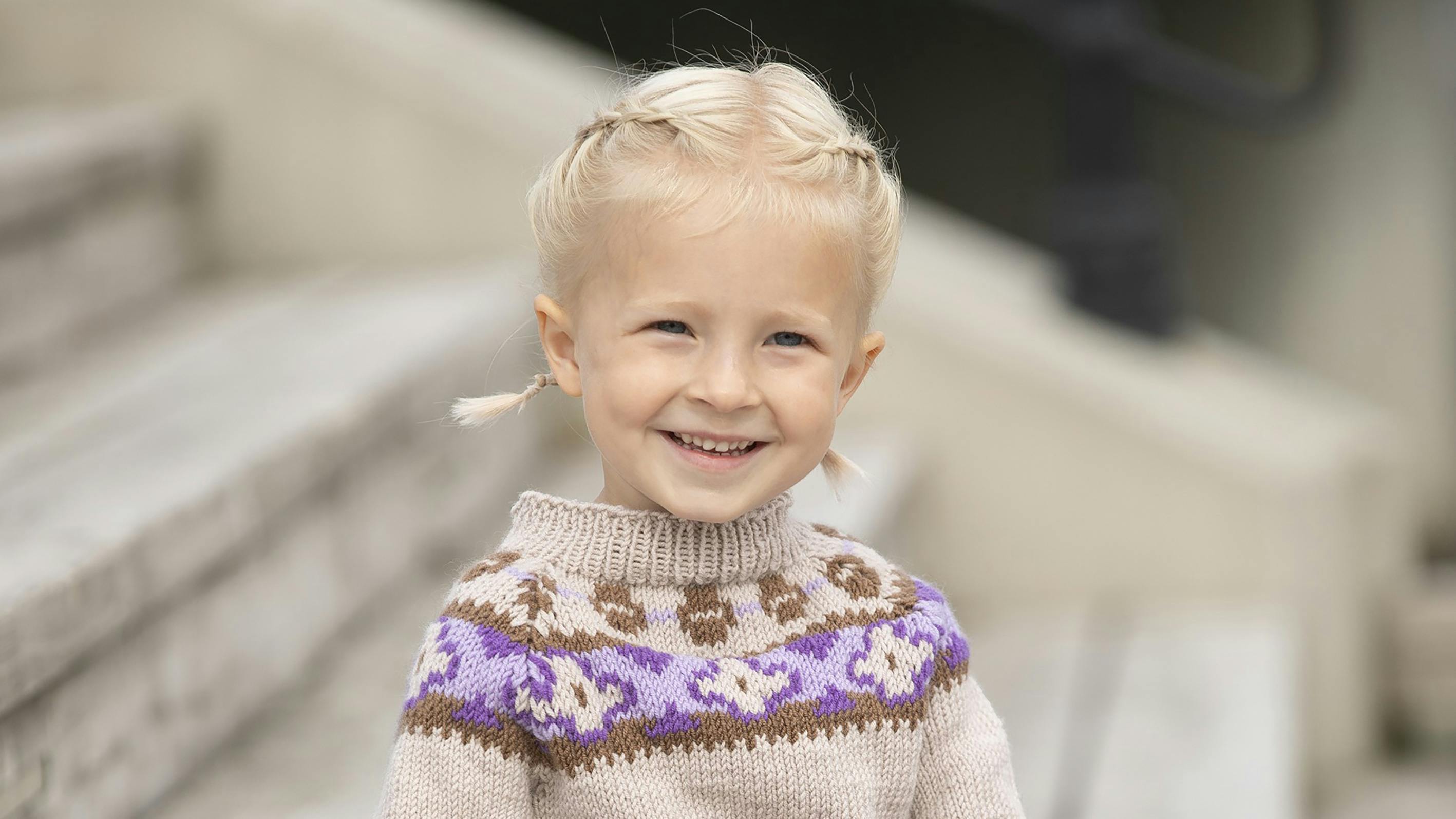 Børnestrik i flere farver og med mønster.