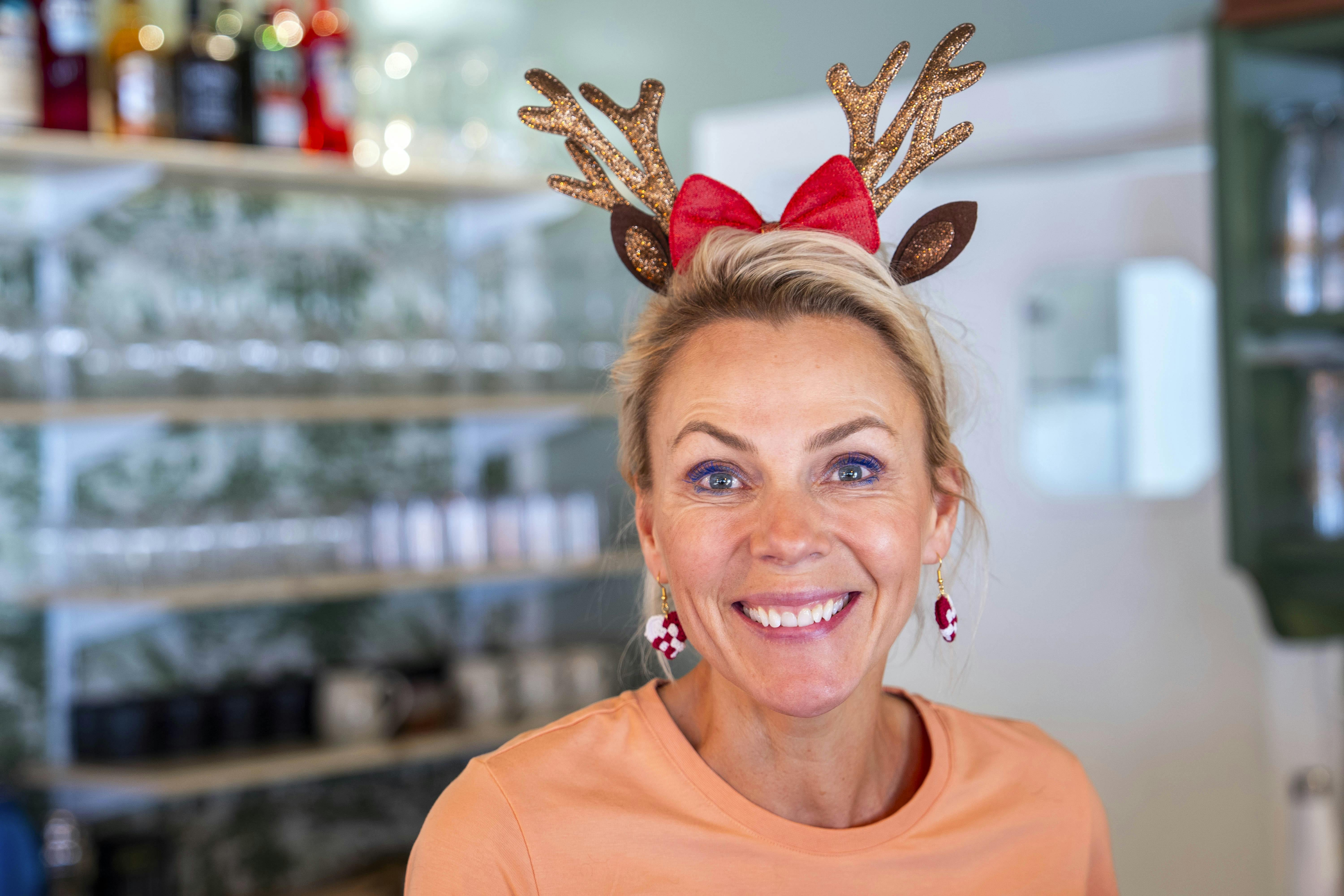 Tvvært-Lene Beier med julegevir på hovedet