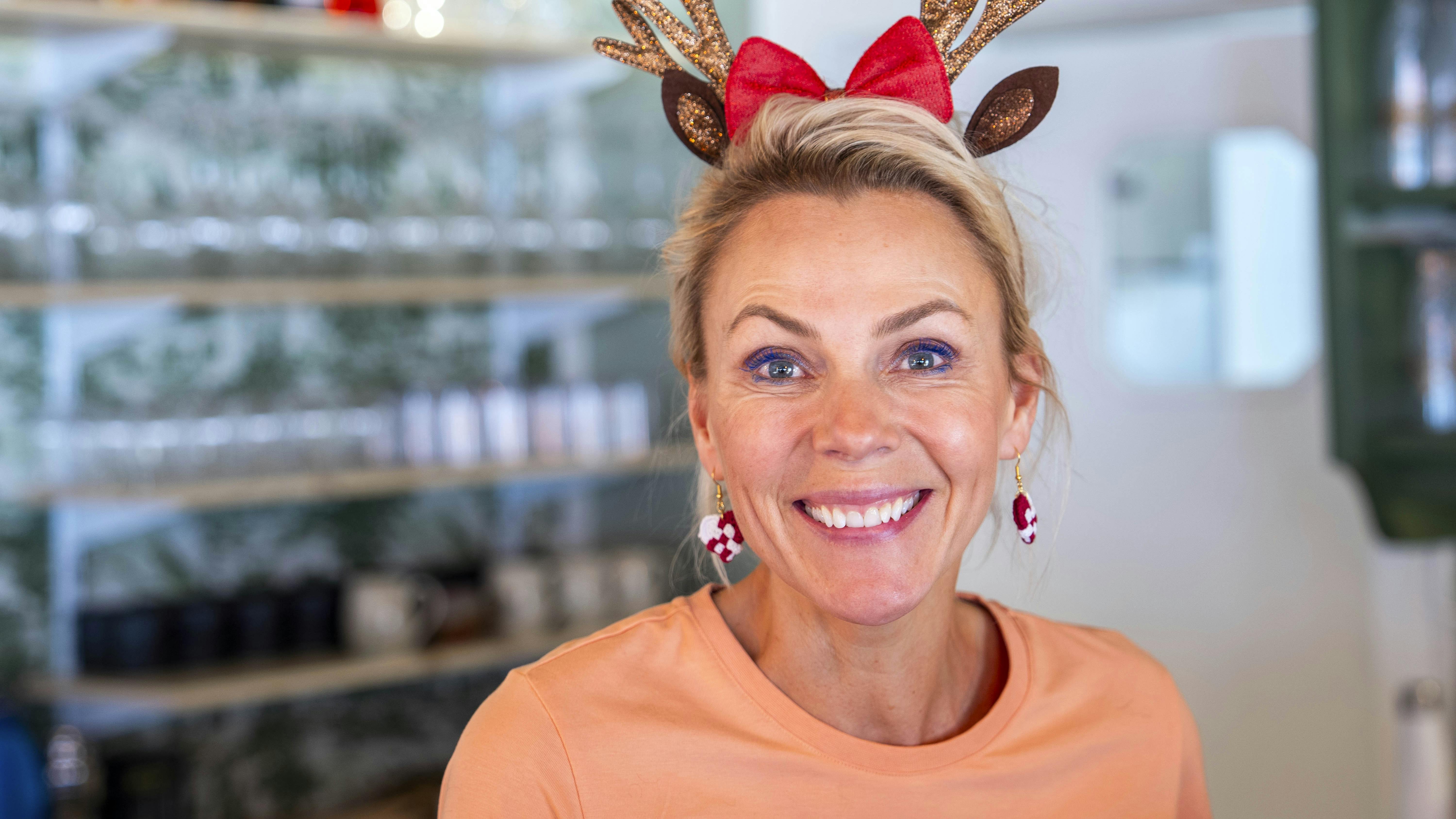 Tvvært-Lene Beier med julegevir på hovedet