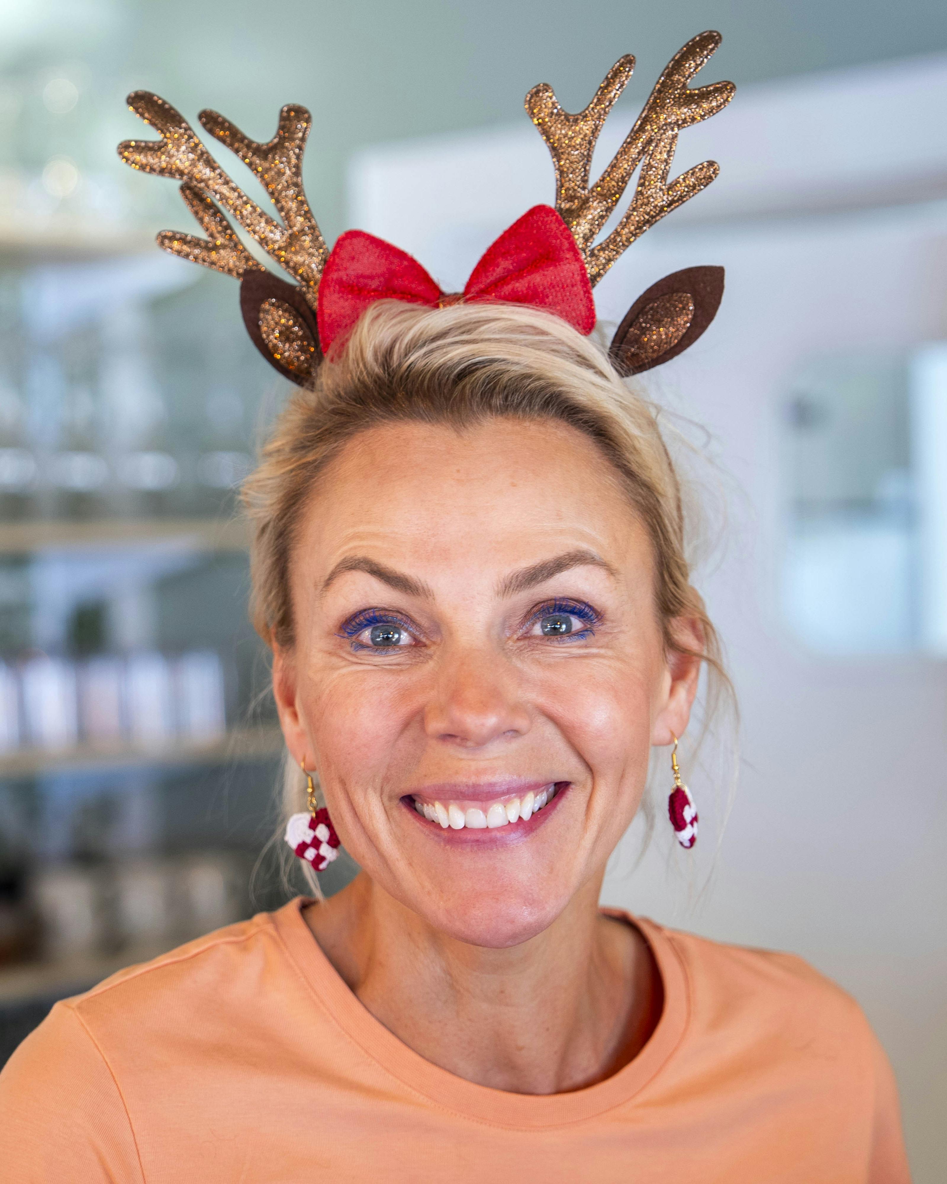 Tvvært-Lene Beier med julegevir på hovedet