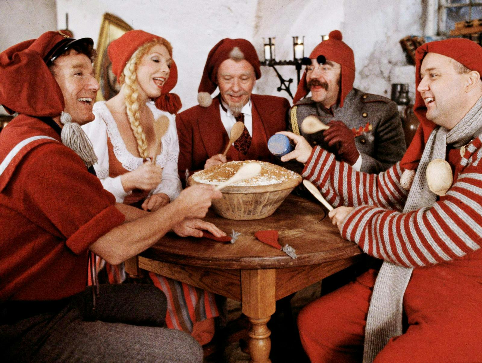 De fem medlemmer af Nissebanden sidder rundt om et bord og spise risengrød