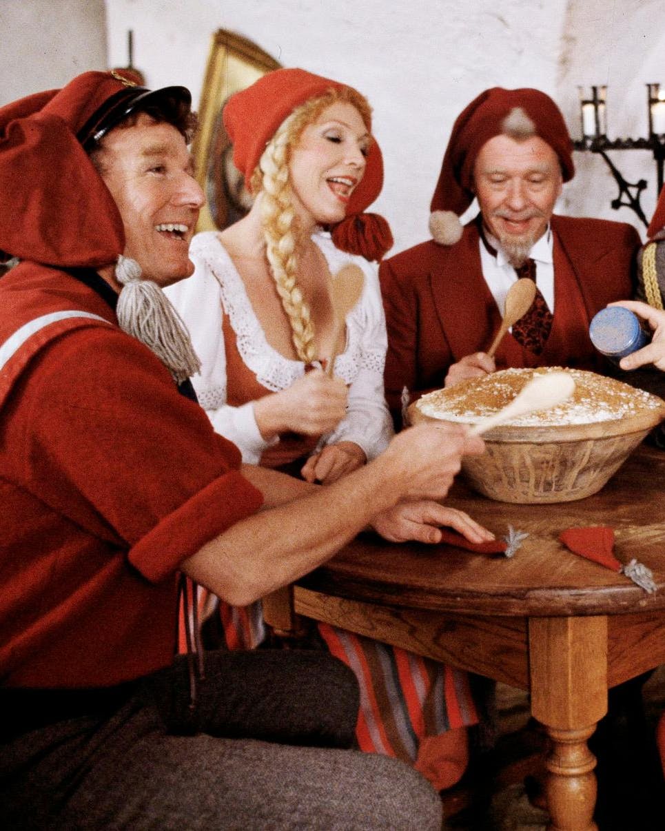 De fem medlemmer af Nissebanden sidder rundt om et bord og spise risengrød