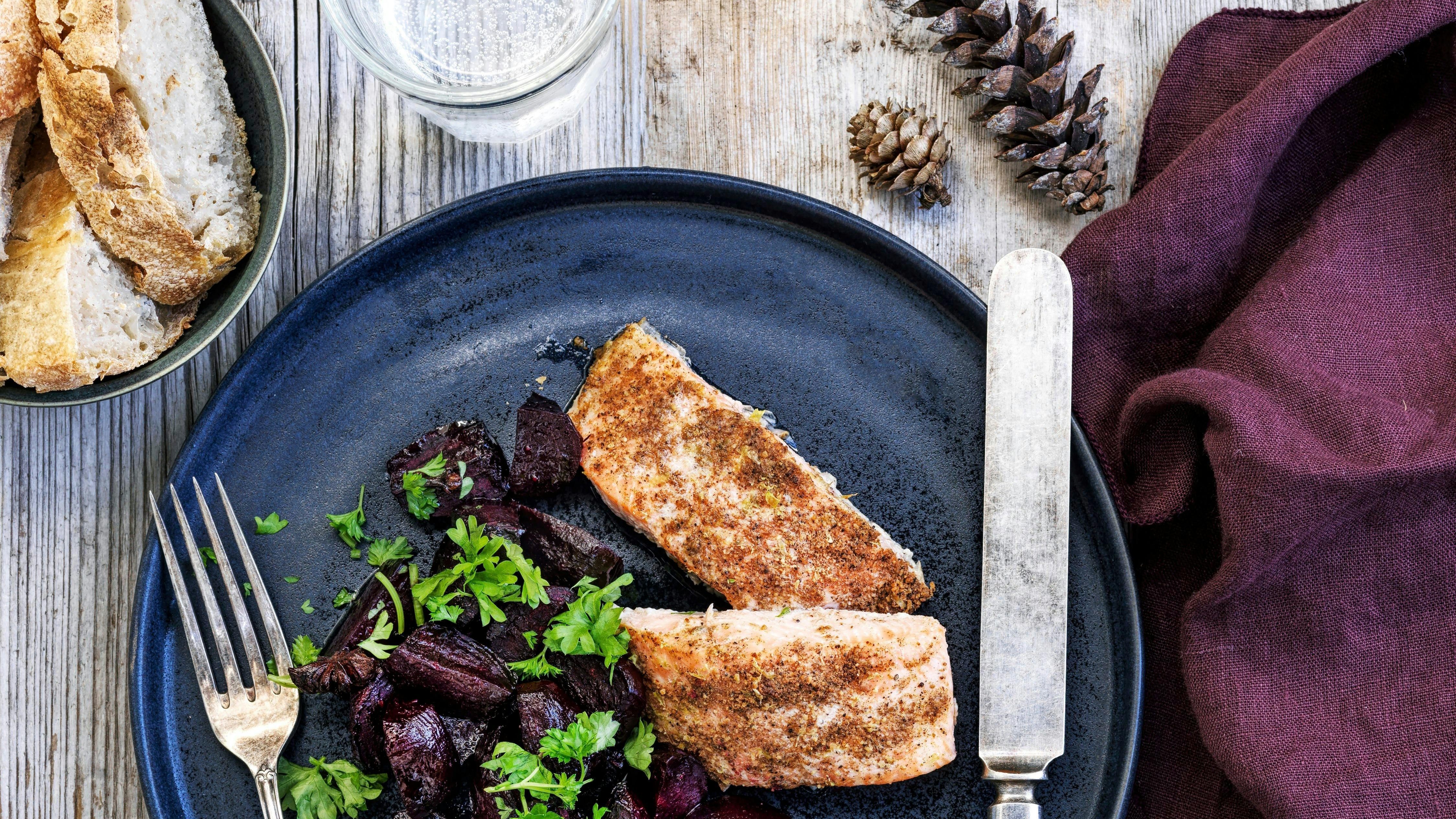 Krydret laks med rødbeder.