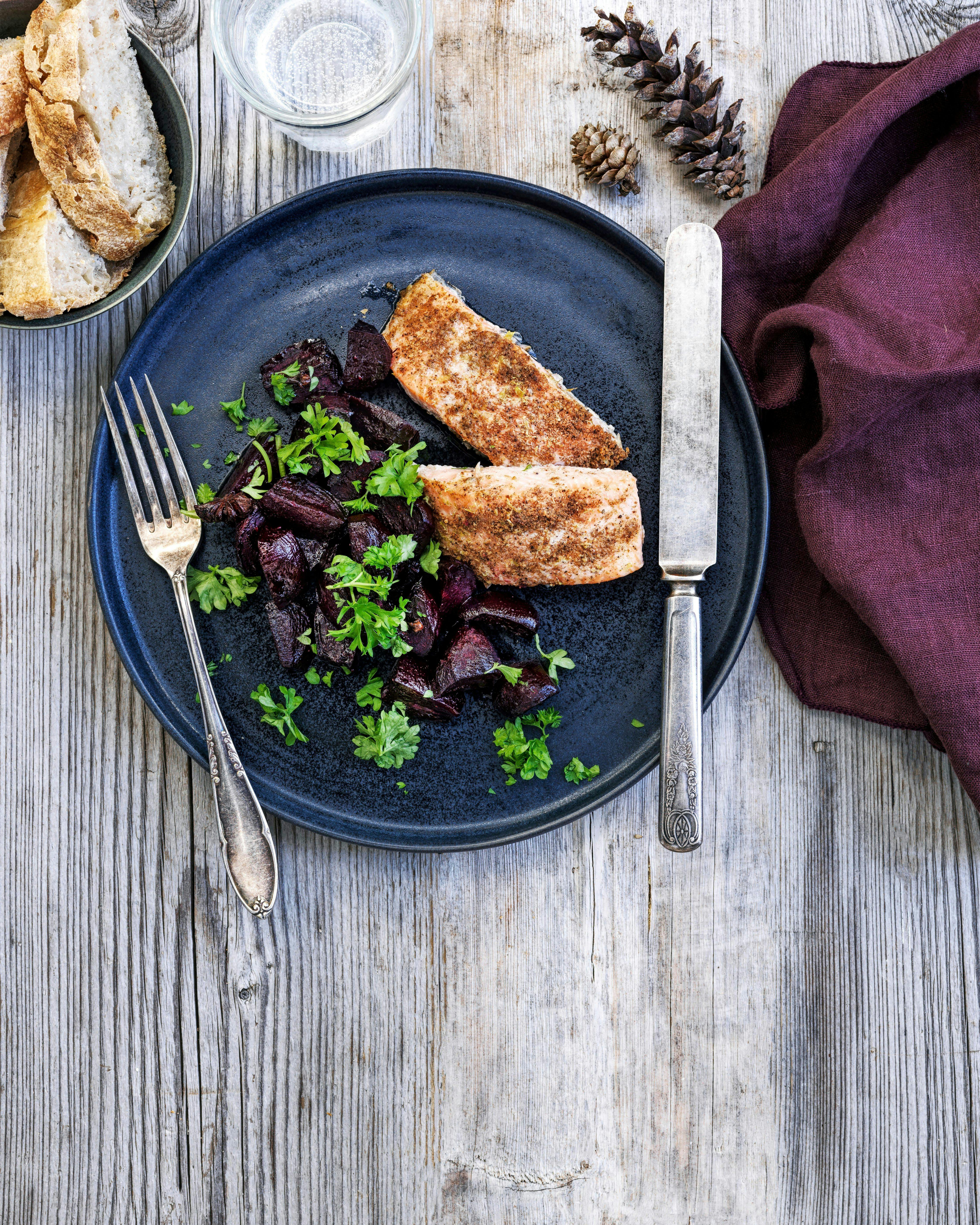 Krydret laks med rødbeder.