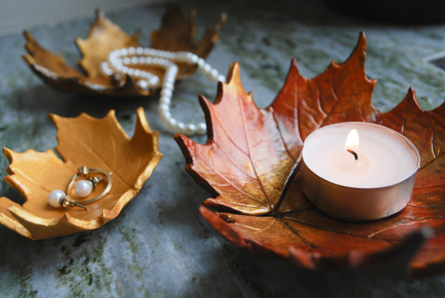 Små skåle formet som efterårsblade