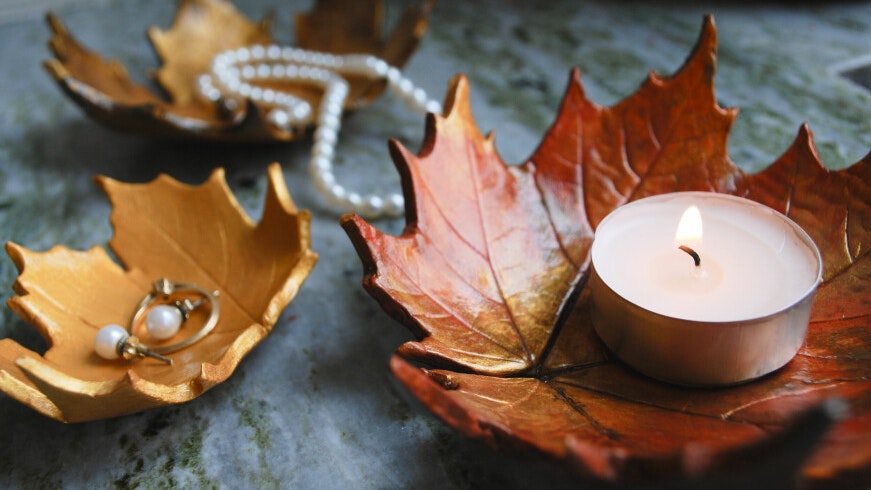 Små skåle formet som efterårsblade