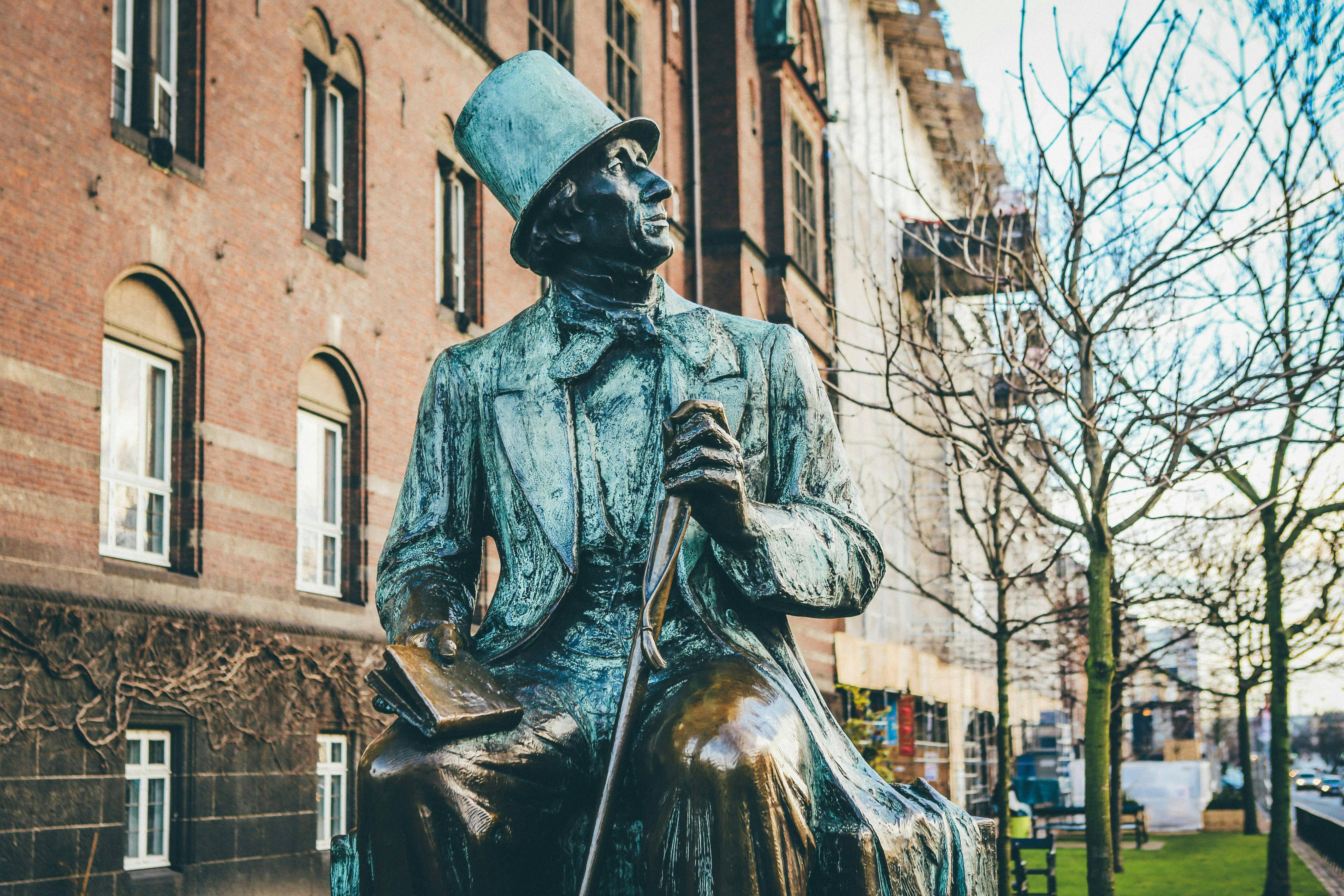 Statue af H.C. Andersen foran Københavns Rådhus