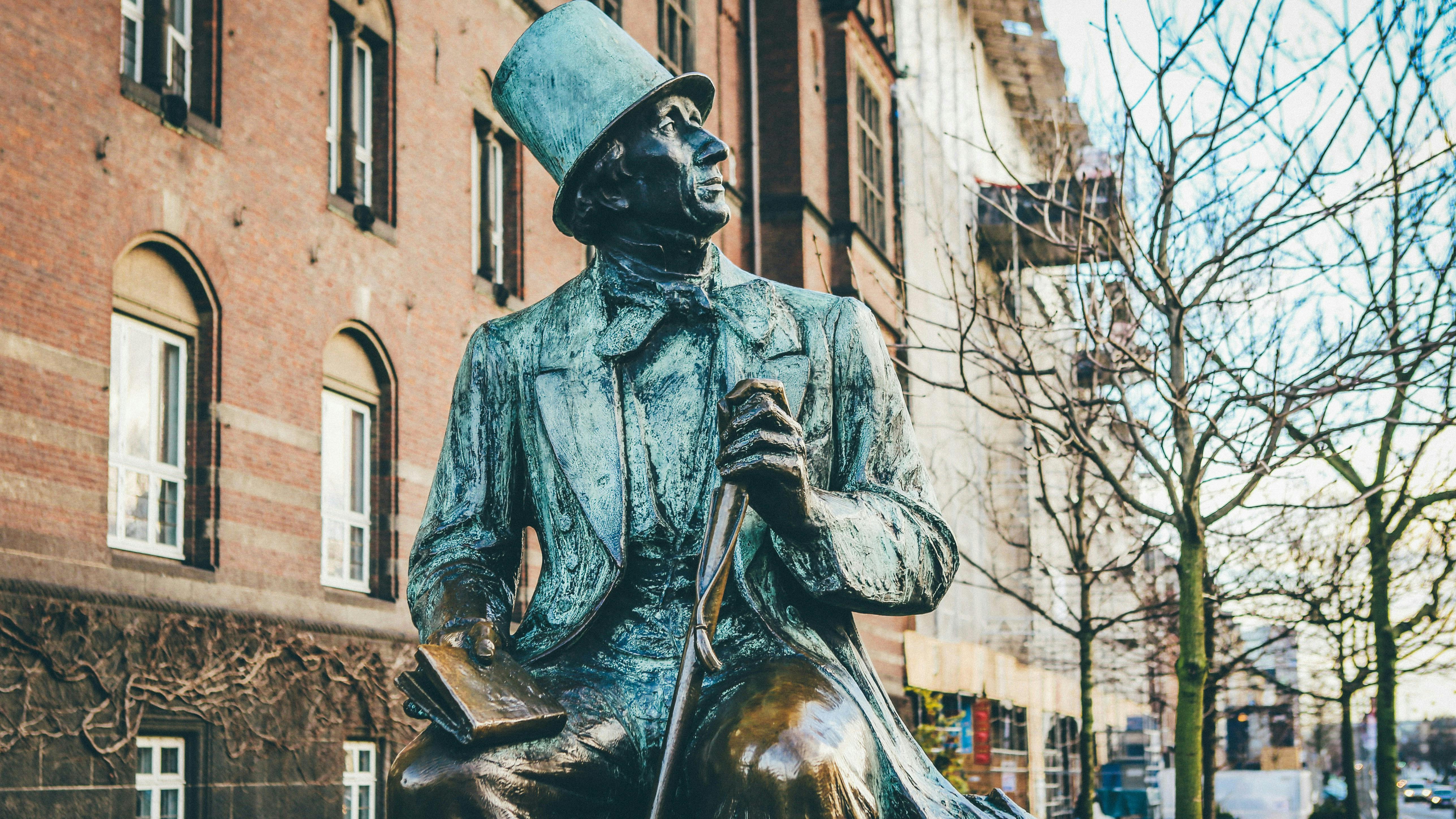 Statue af H.C. Andersen foran Københavns Rådhus