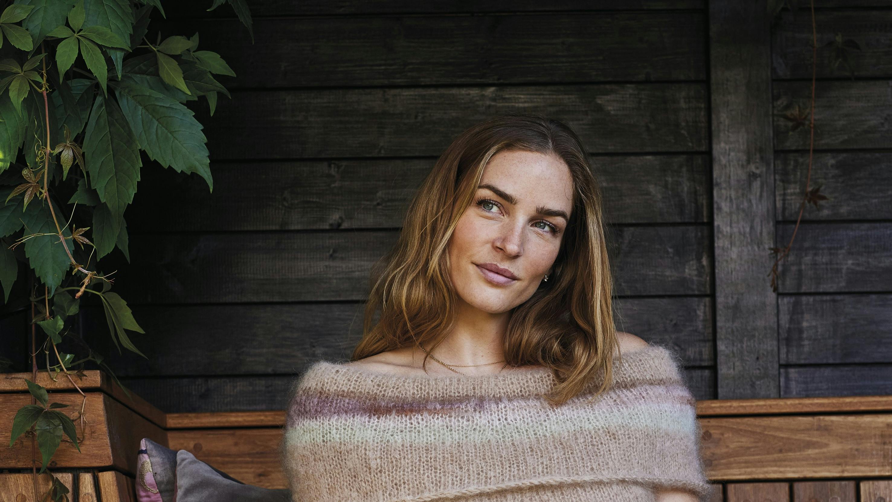 Off-shoulder strik med striber fra Permin.