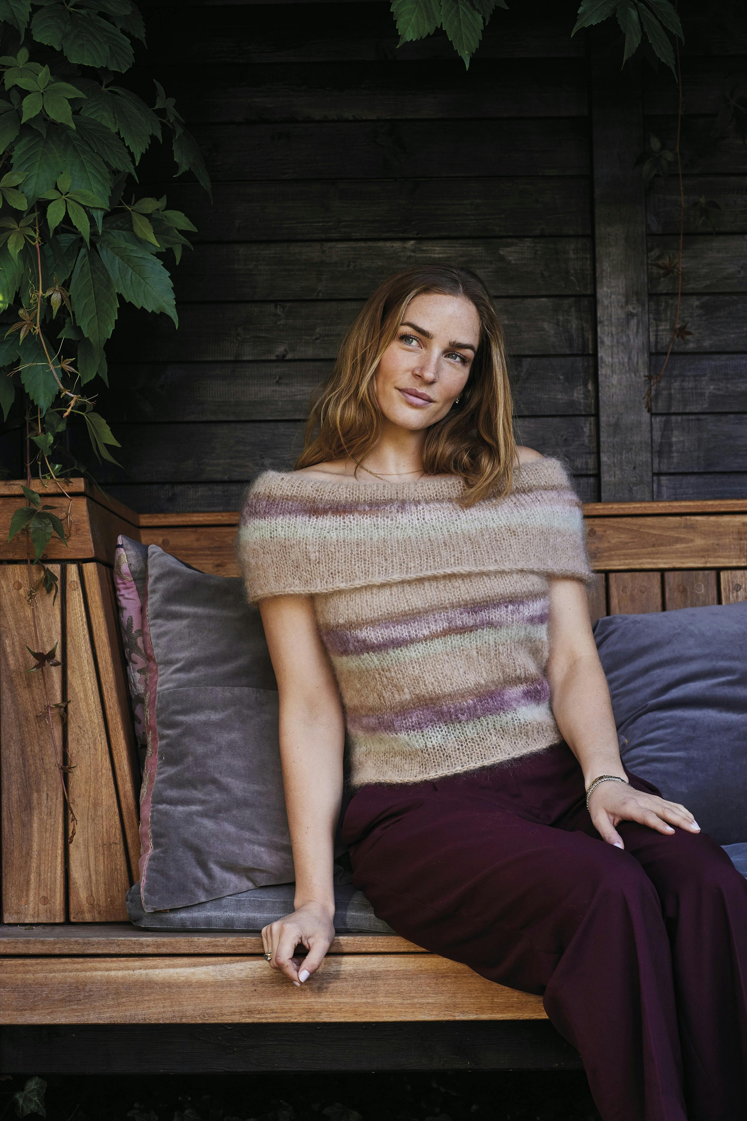 Off-shoulder strik med striber fra Permin.