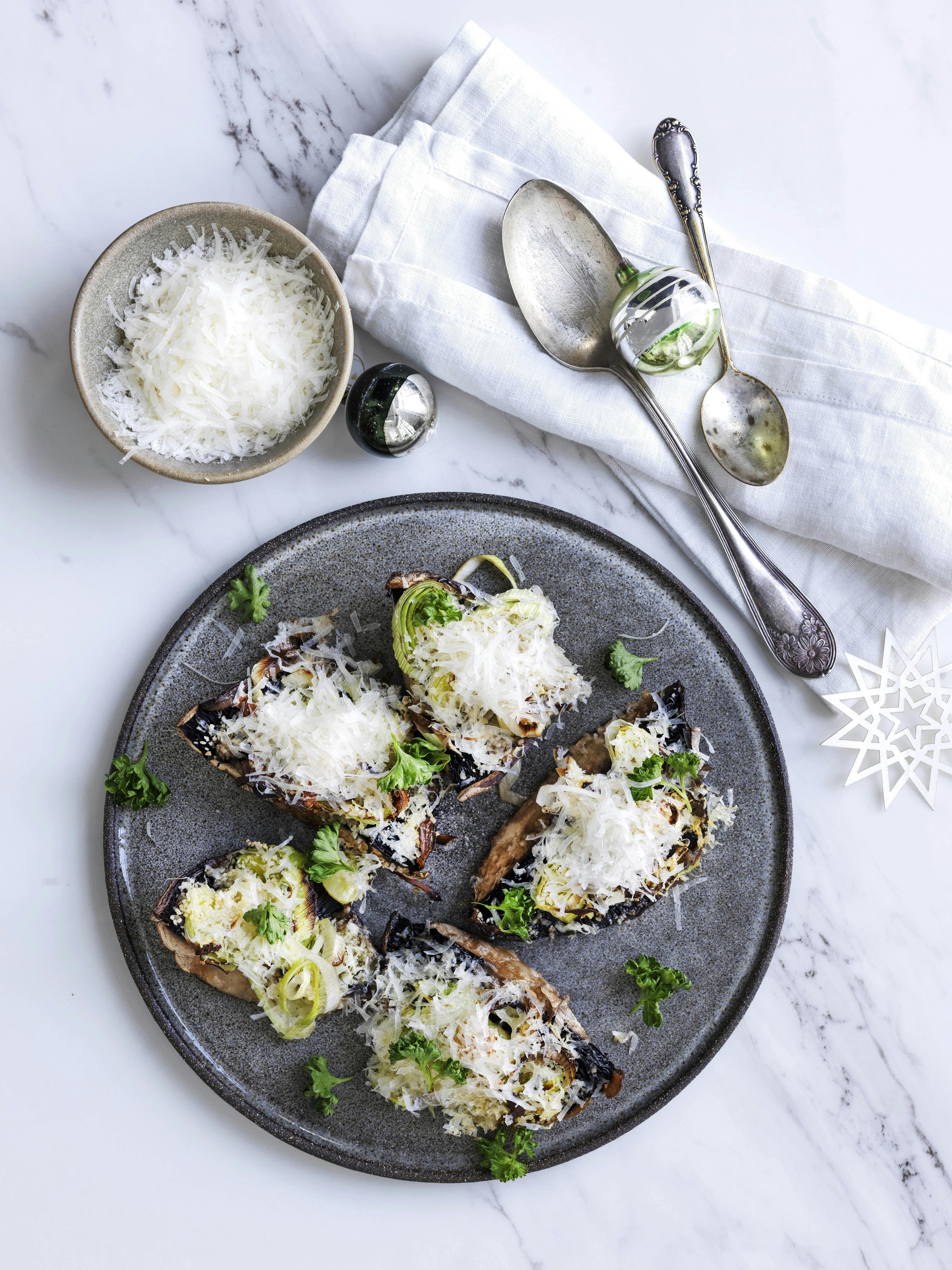 Opskrift på gratineret portobello med grønt og parmesan.