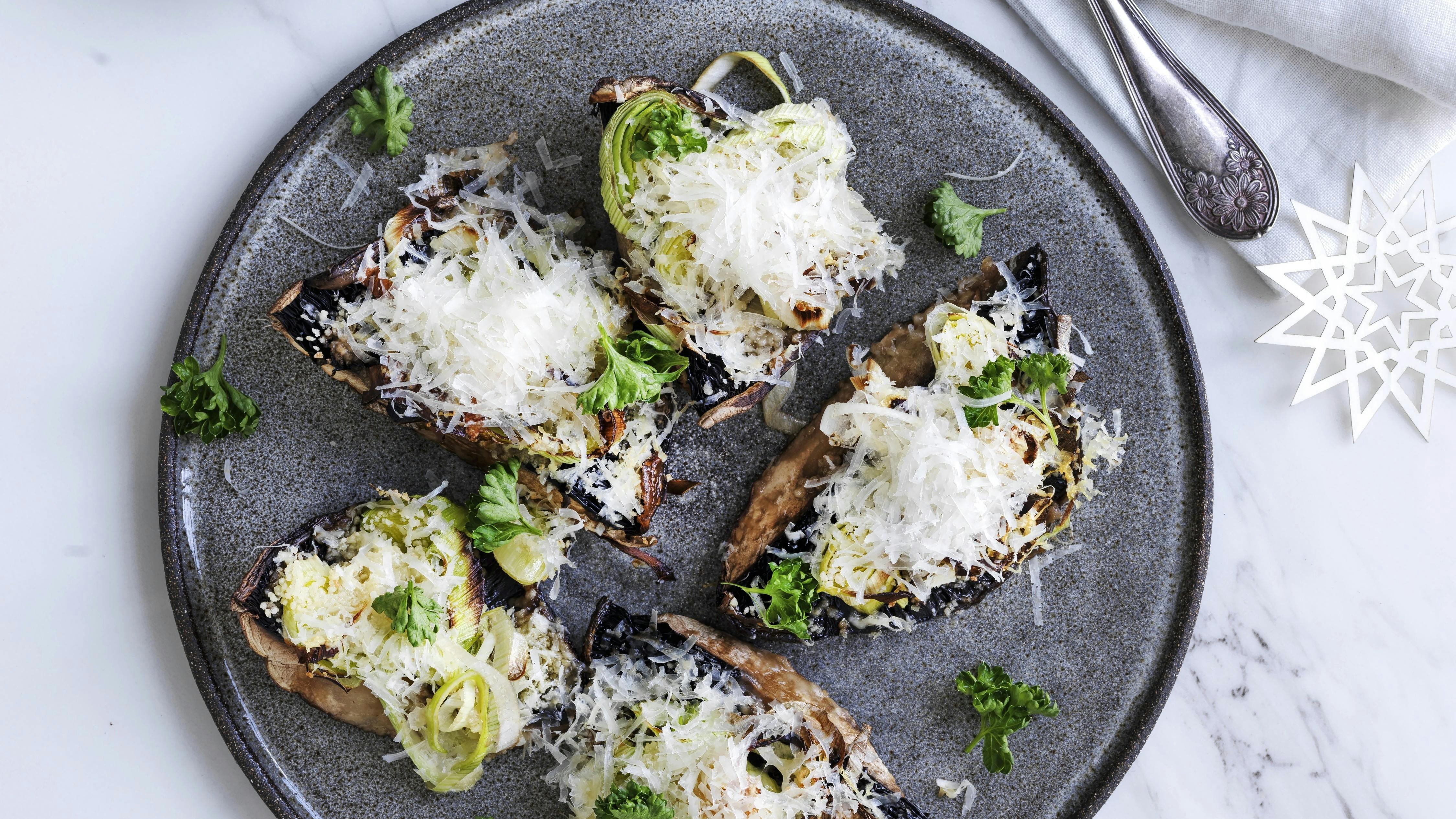 Opskrift på gratineret portobello med grønt og parmesan.