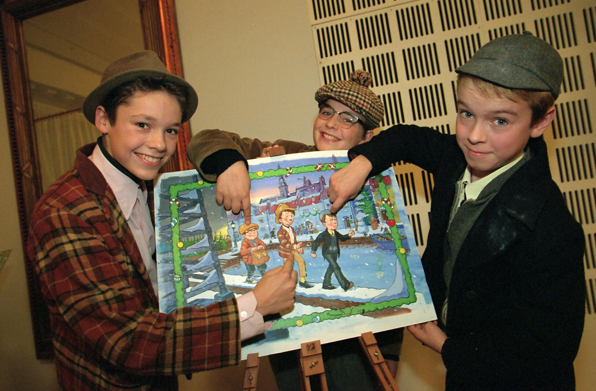 Mini Egon, Benny og Kjeld spillet af Jens Sætter-Lassen, Dennis Simonsen og Noah Lynnerup præsenterer TV2s julekalender.