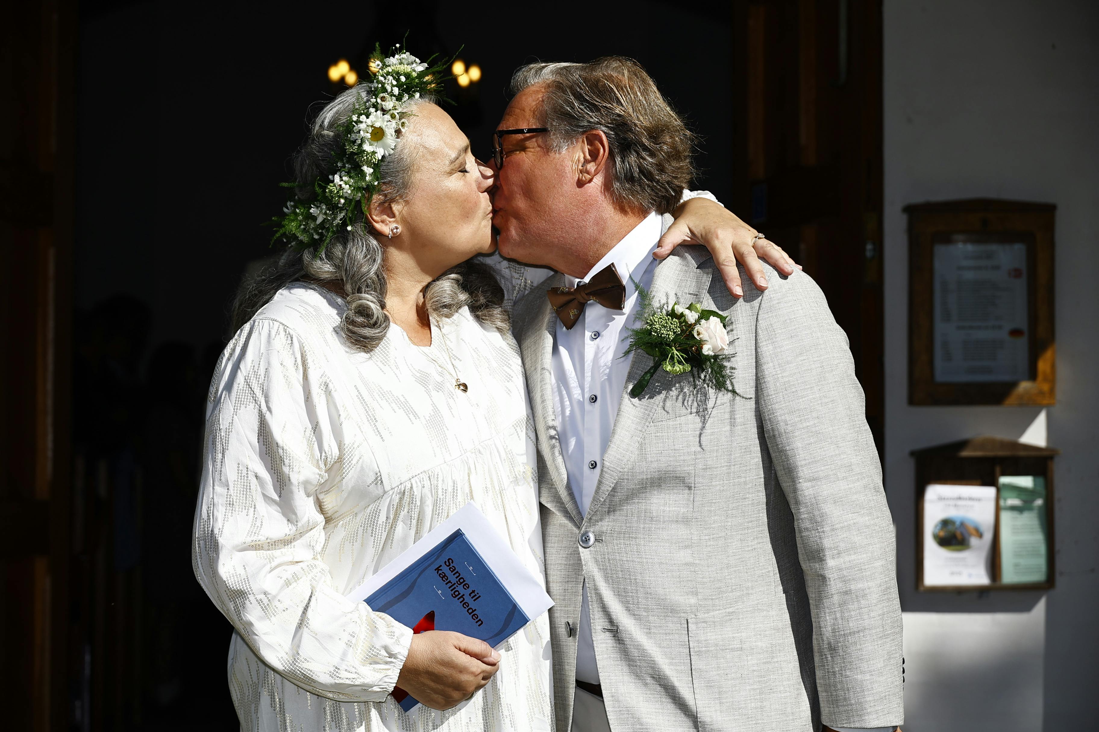 Anne Herdorf og Henrik Lam - bryllupsbillede fra 2. august 2025.