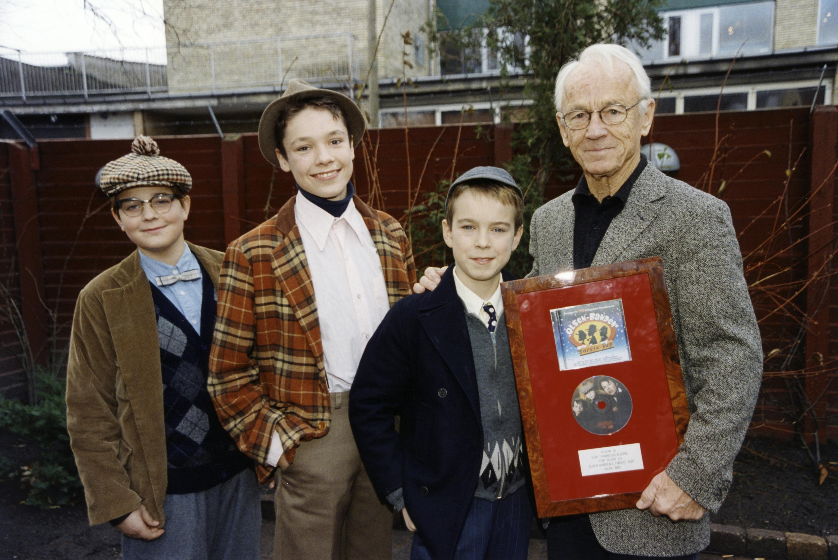 Bent Fabricius-Bjerre sammen med børneskuespillerne fra "Olsen-Bandens første kup", Noah Lynnerup, Dennis Simonsen og Jens Sætter-Lassen.Udateret arkivbillede fra 1999.