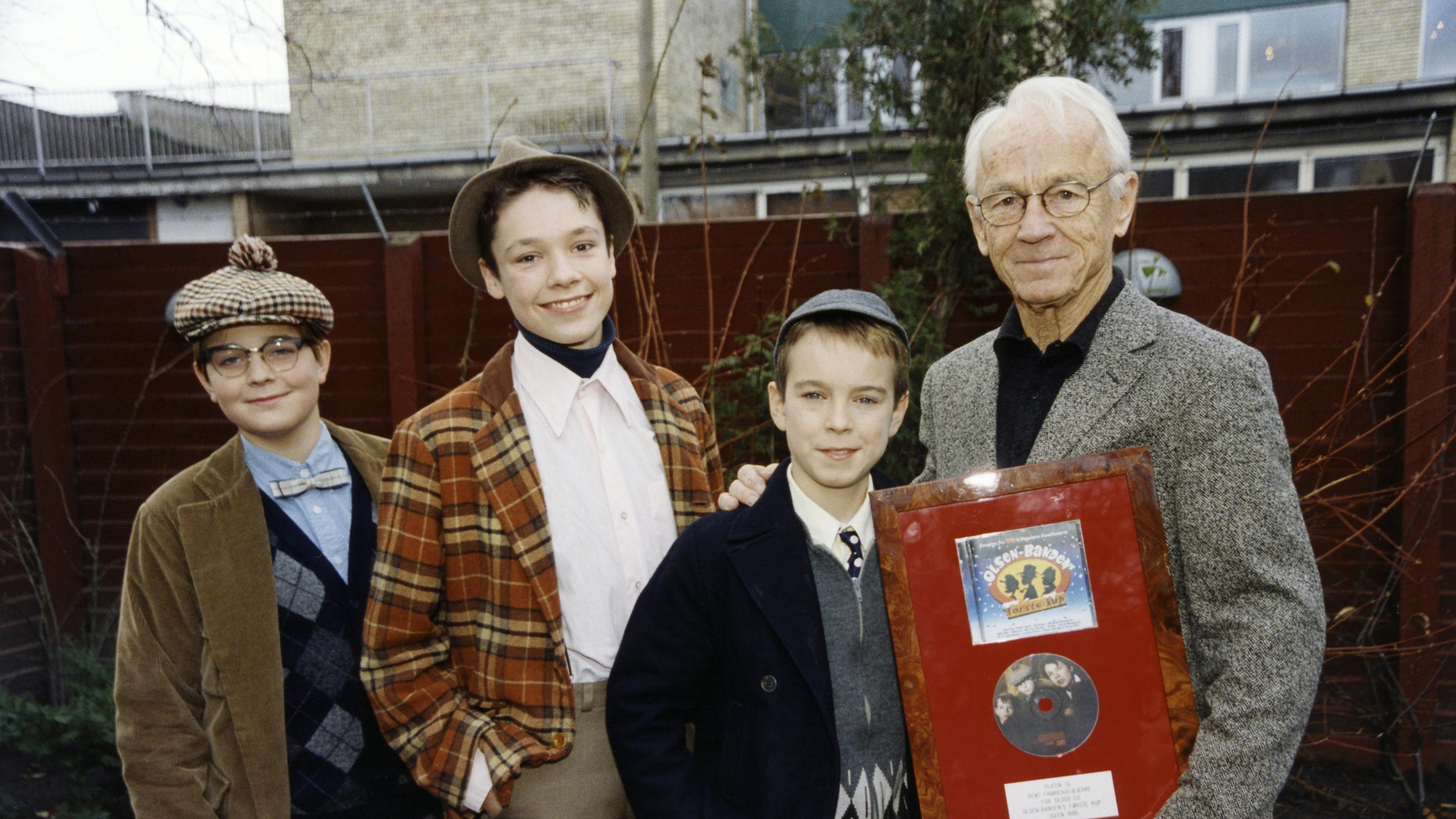 Bent Fabricius-Bjerre sammen med børneskuespillerne fra "Olsen-Bandens første kup", Noah Lynnerup, Dennis Simonsen og Jens Sætter-Lassen.Udateret arkivbillede fra 1999.