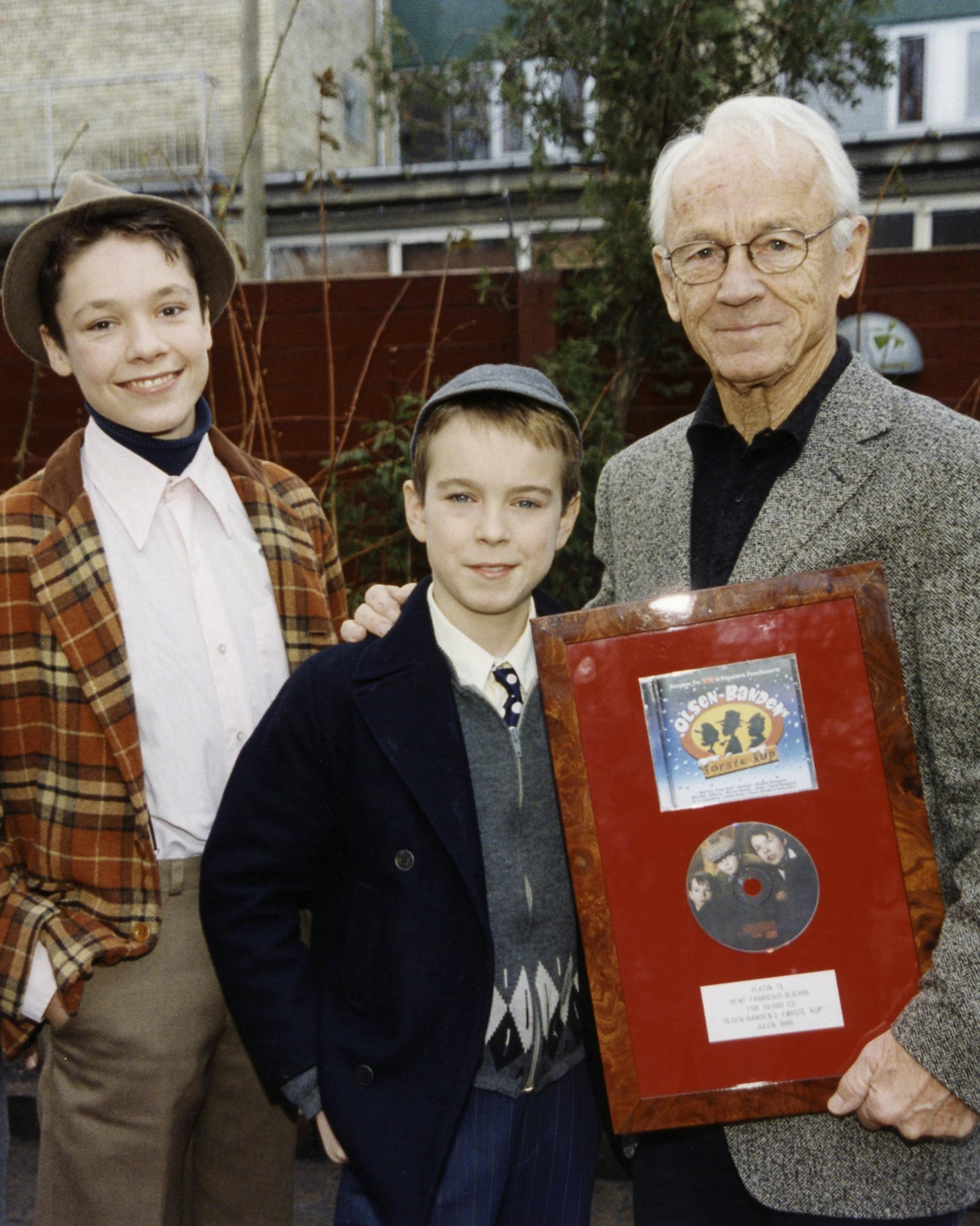 Bent Fabricius-Bjerre sammen med børneskuespillerne fra "Olsen-Bandens første kup", Noah Lynnerup, Dennis Simonsen og Jens Sætter-Lassen.Udateret arkivbillede fra 1999.