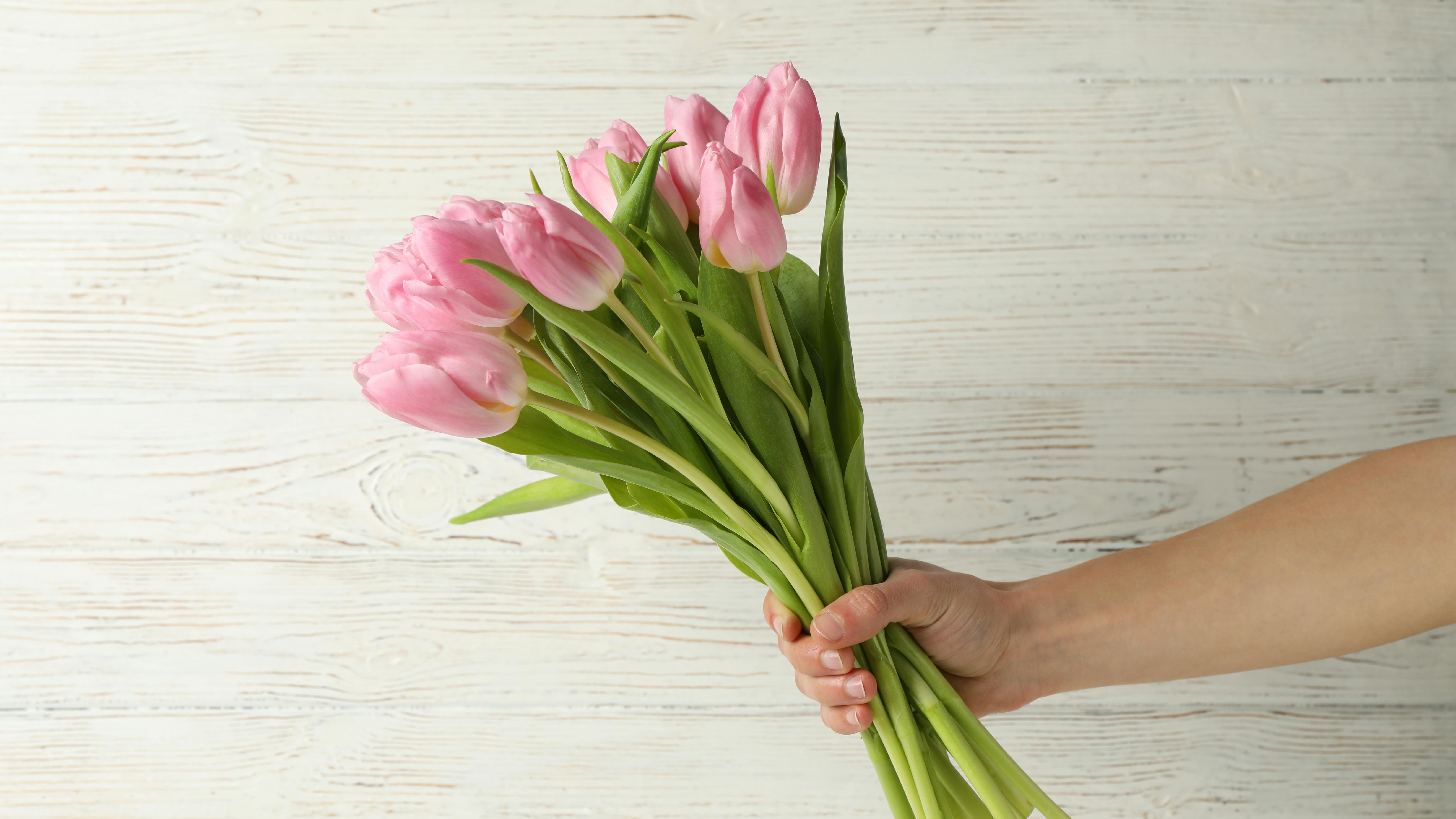 Giv en buket blomster.