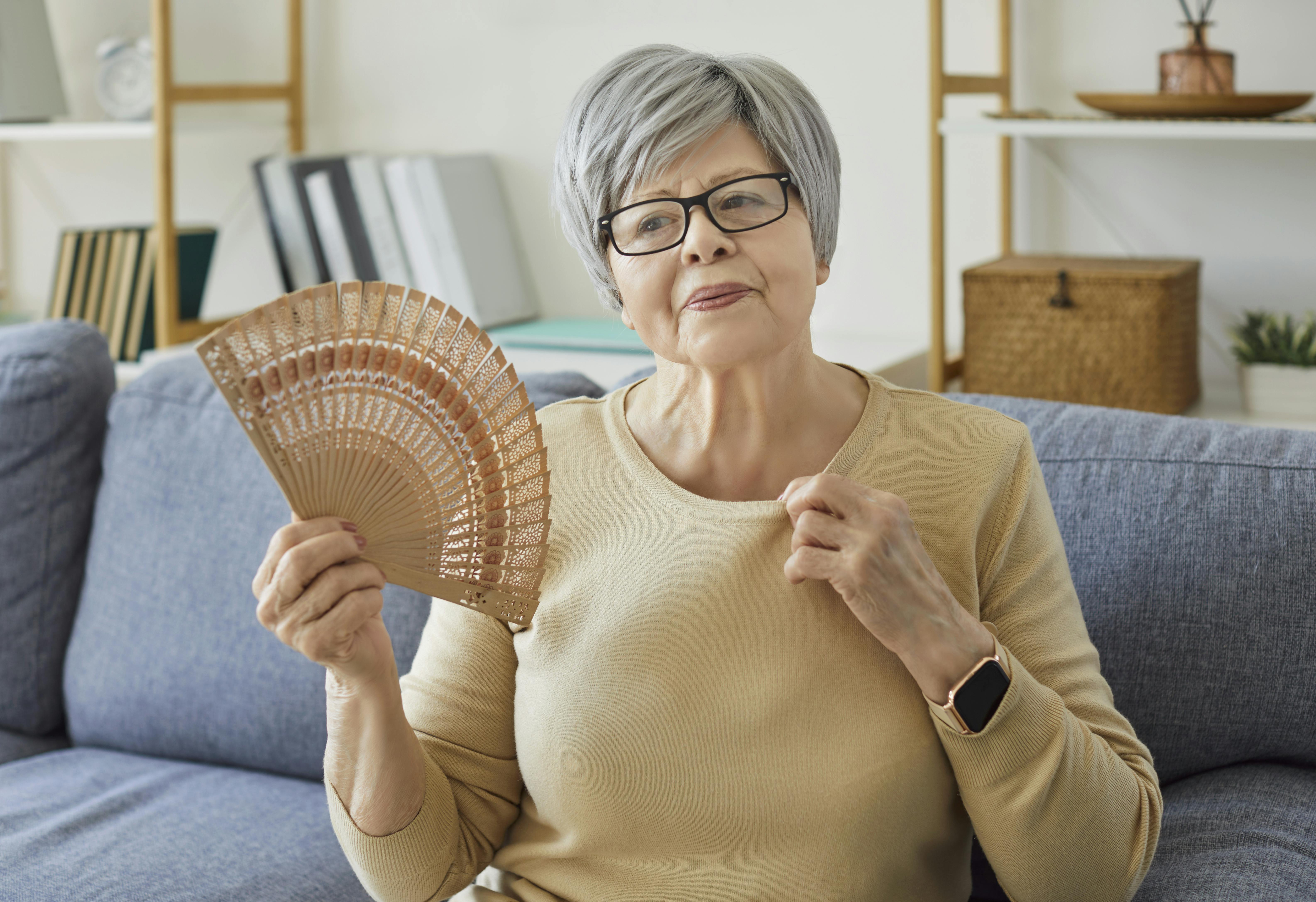 Ældre kvinde sveder 