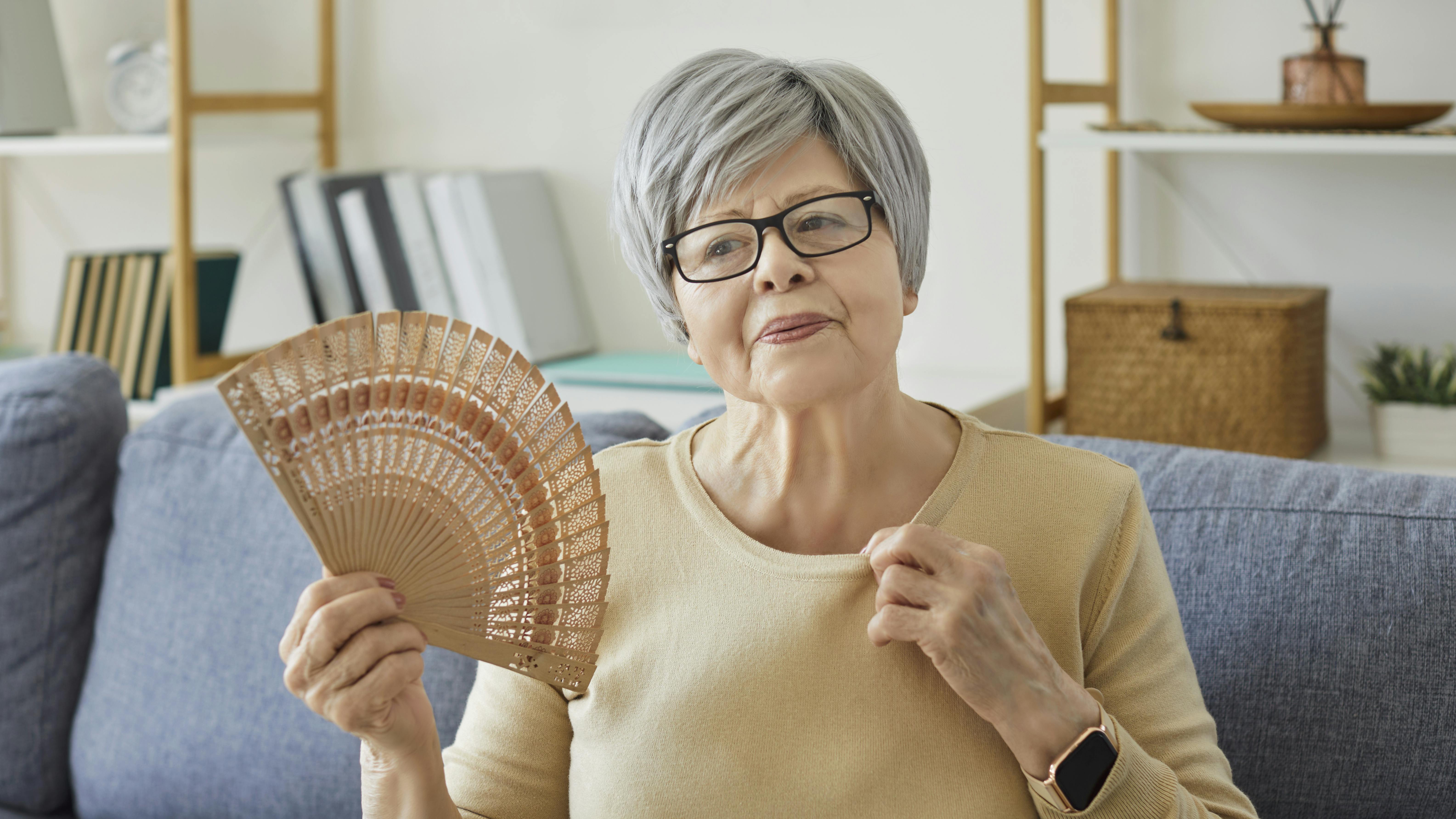 Ældre kvinde sveder