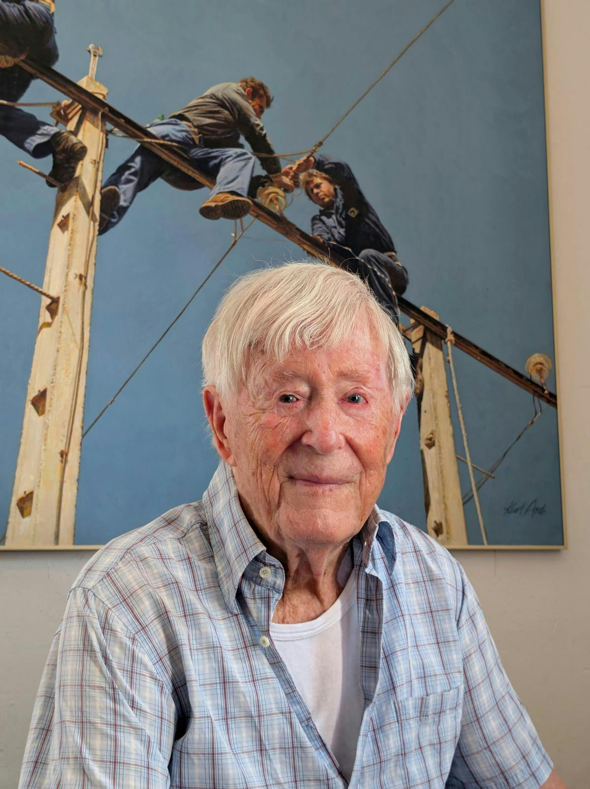 Kurt Ard sidder foran et maleri, han har malet af fattige landarbejdere i Andalusien