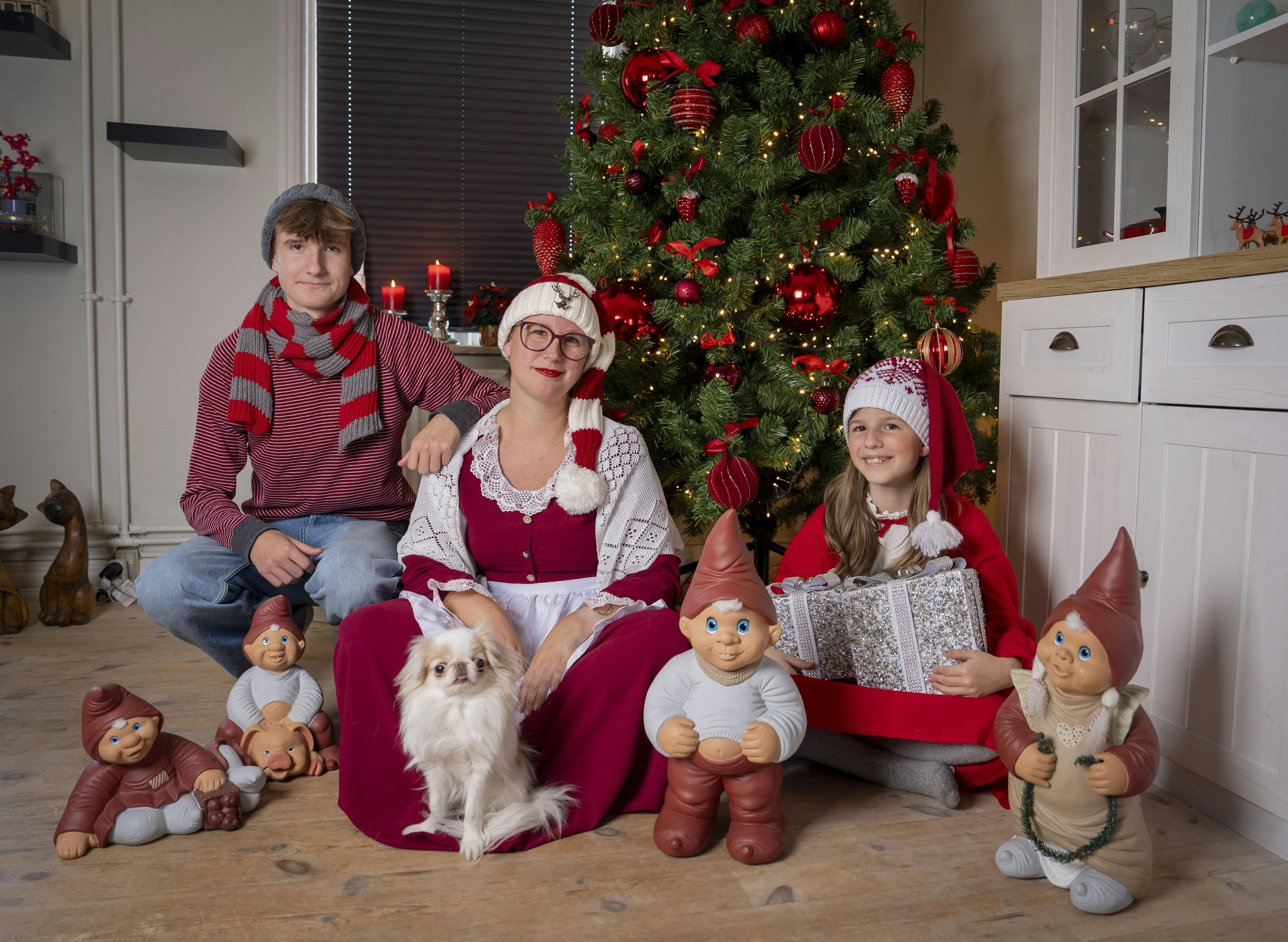 Nathja Katharina Nielsen og børnene Jamie og Ivy, der alle er nisser i foreningen Danske Julemænd, Julemødre og Nisser i Frederikshavn.