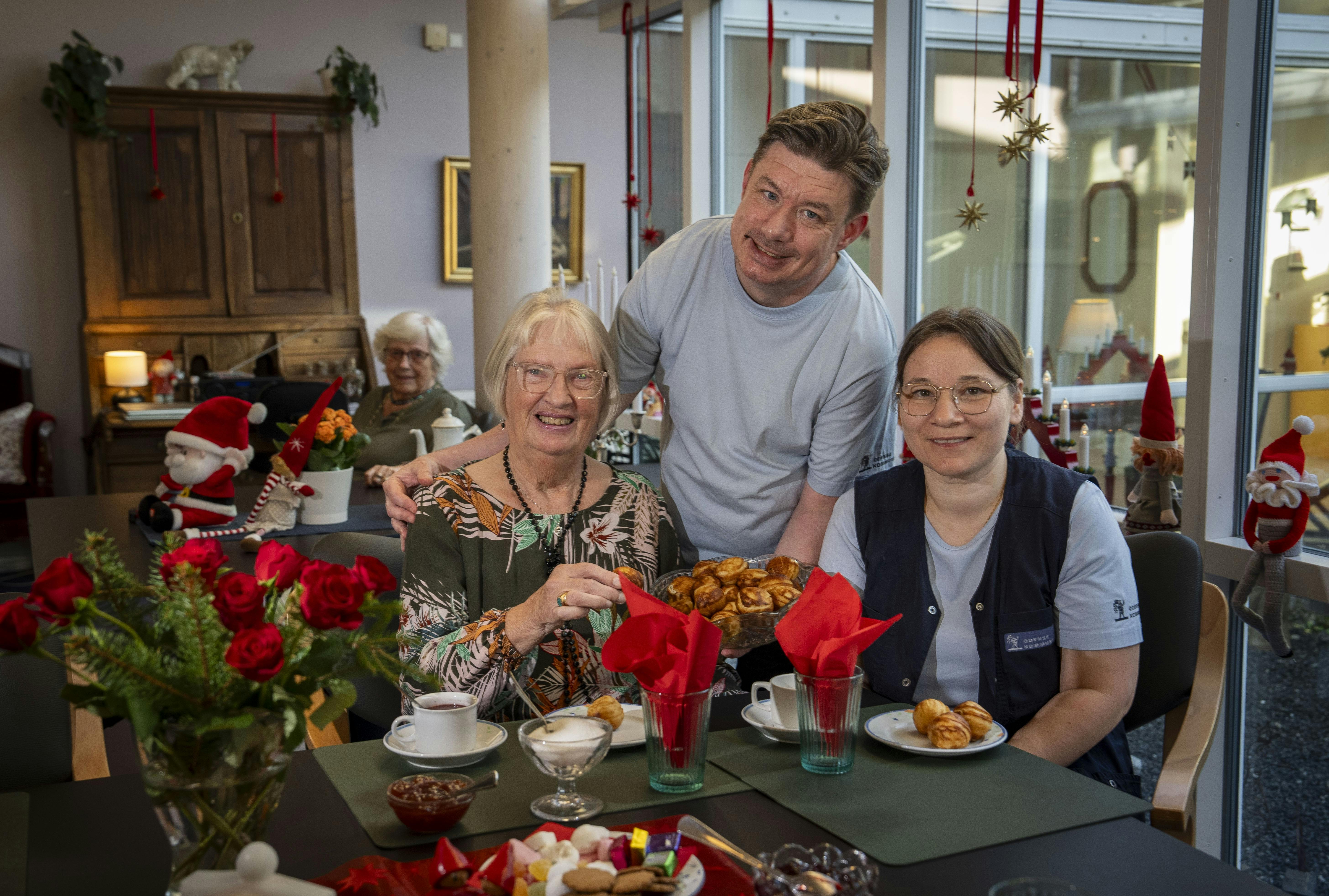 Anne-Lise Damsted fra Odense mellem Dorthe Bjerre og Kenneth Døj fra afdling F på Plejehjemmet Ærtebjerghaven, der tog sig godt af hendes mand Keld op til hans død.
