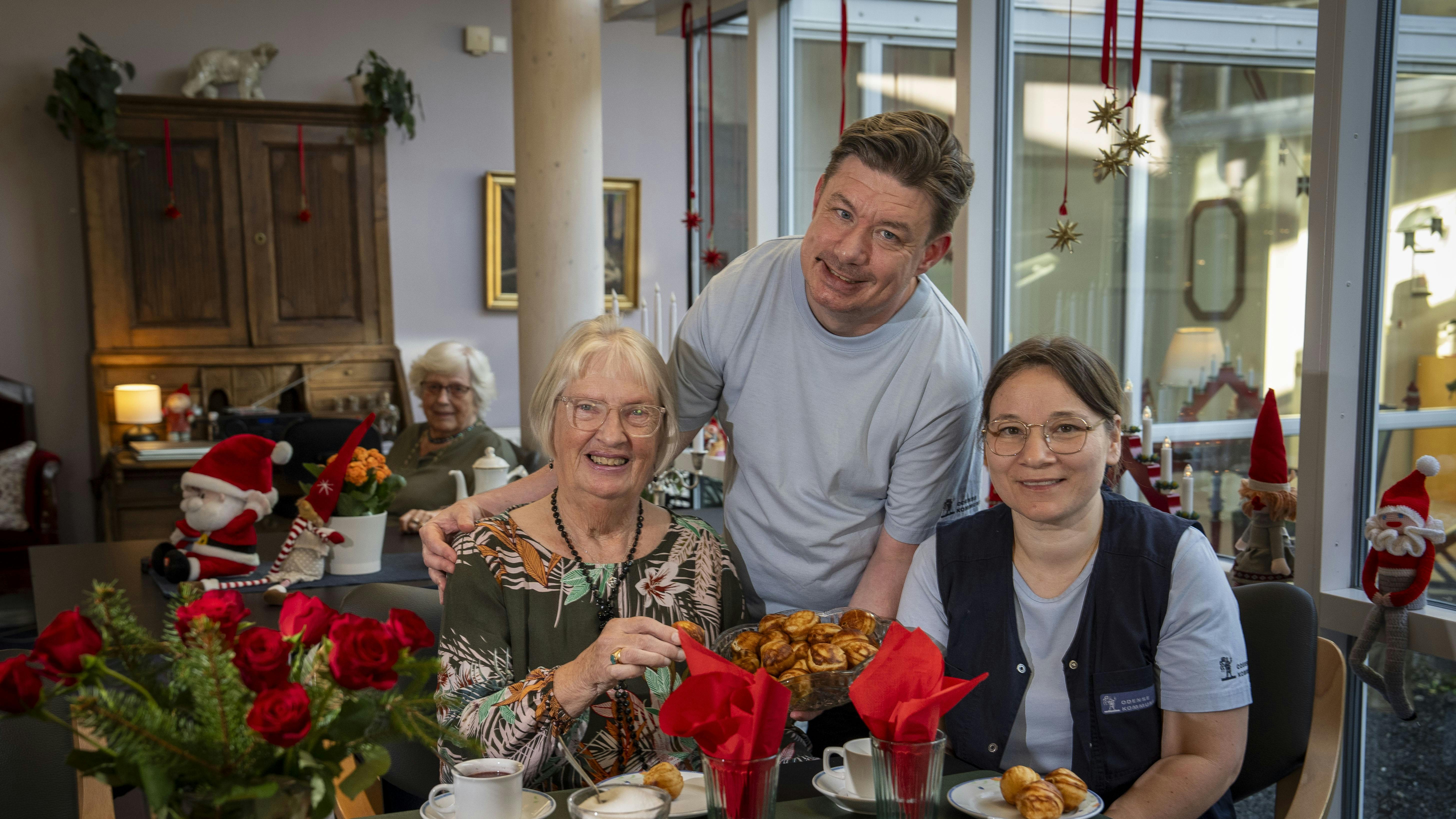 Anne-Lise Damsted fra Odense mellem Dorthe Bjerre og Kenneth Døj fra afdling F på Plejehjemmet Ærtebjerghaven, der tog sig godt af hendes mand Keld op til hans død.