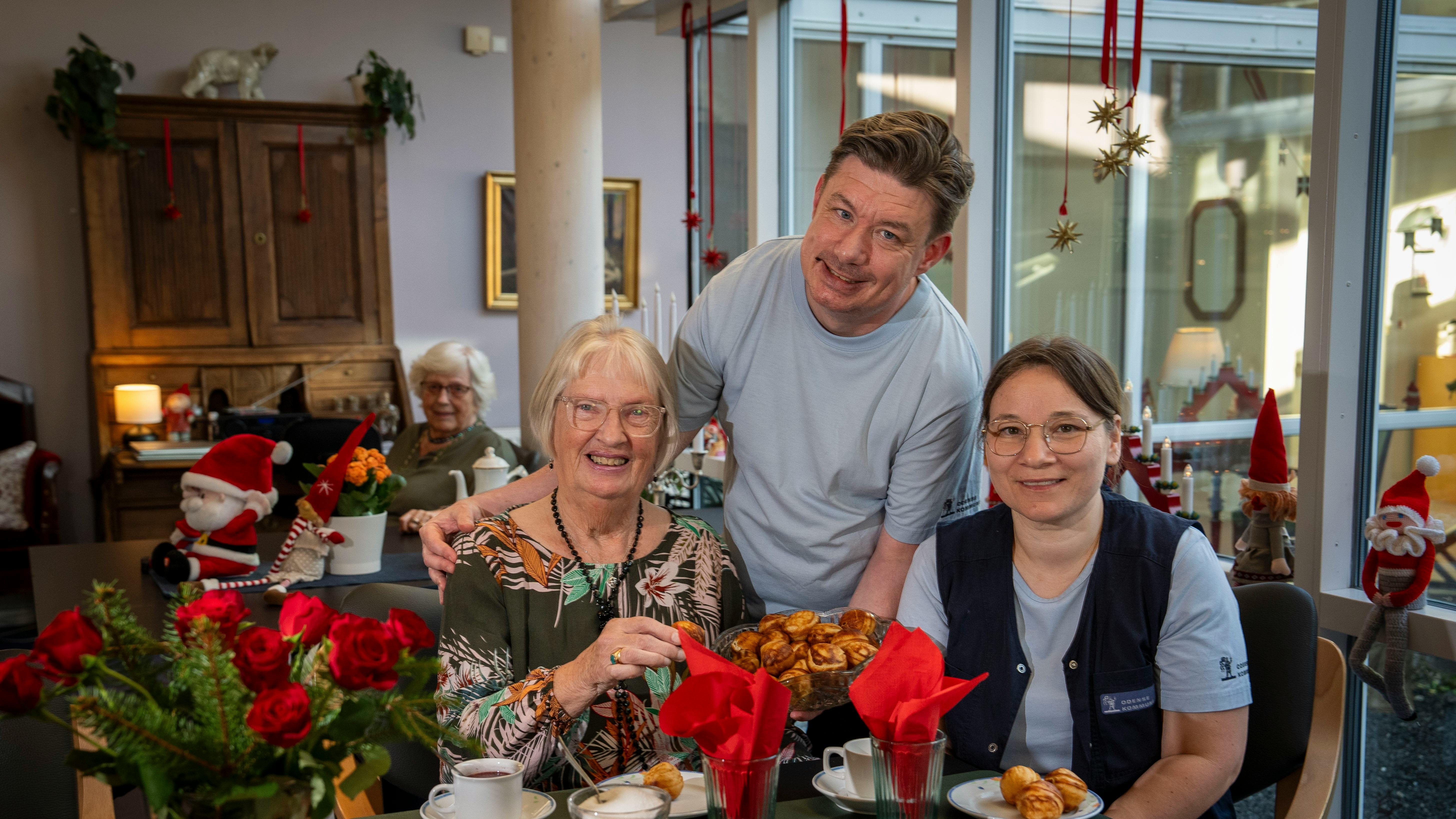 Anne-Lise Damsted fra Odense mellem Dorthe Bjerre og Kenneth Døj fra afdling F på Plejehjemmet Ærtebjerghaven, der tog sig godt af hendes mand Keld op til hans død.