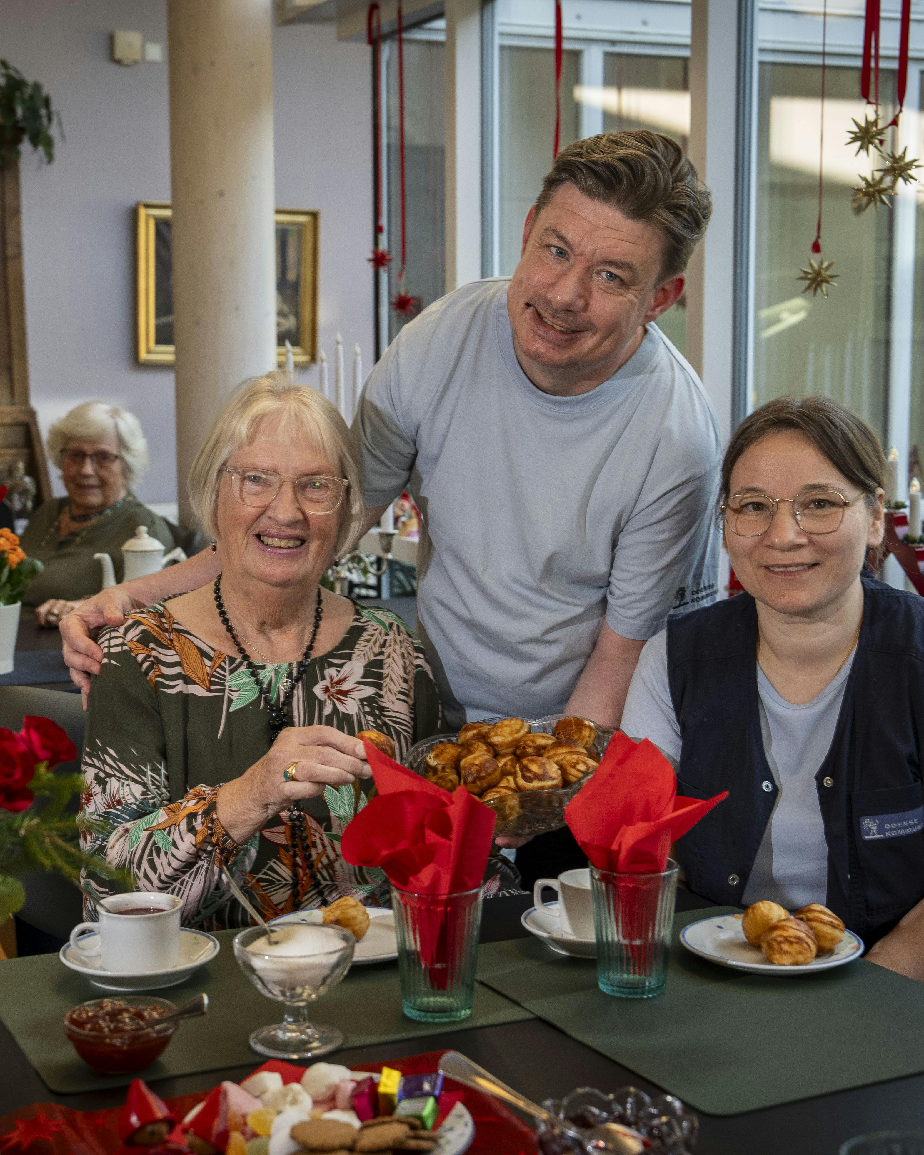 Anne-Lise Damsted fra Odense mellem Dorthe Bjerre og Kenneth Døj fra afdling F på Plejehjemmet Ærtebjerghaven, der tog sig godt af hendes mand Keld op til hans død.