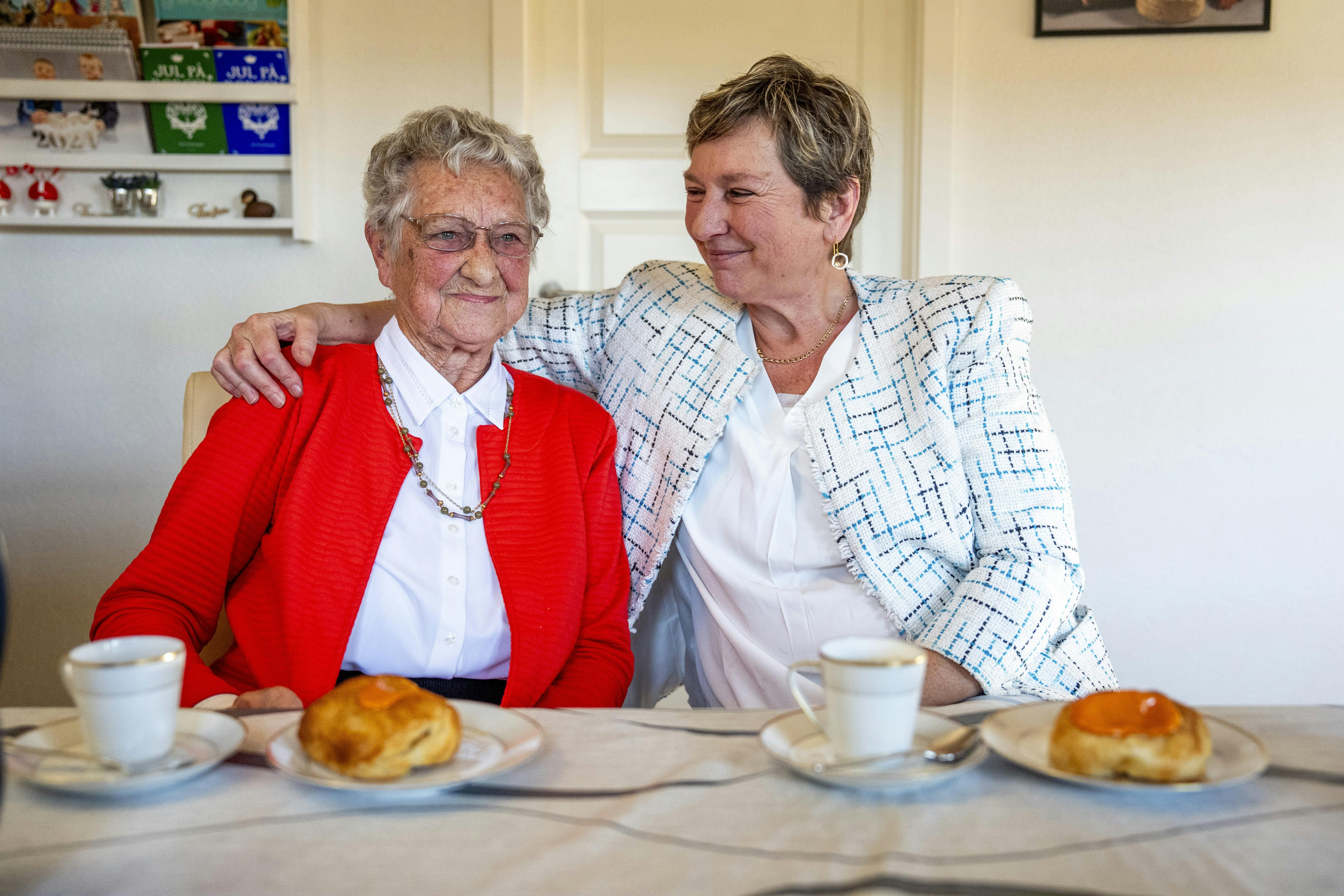 Anna på 89 år med sin bonusdatter Karina Due i Karinas køkken.