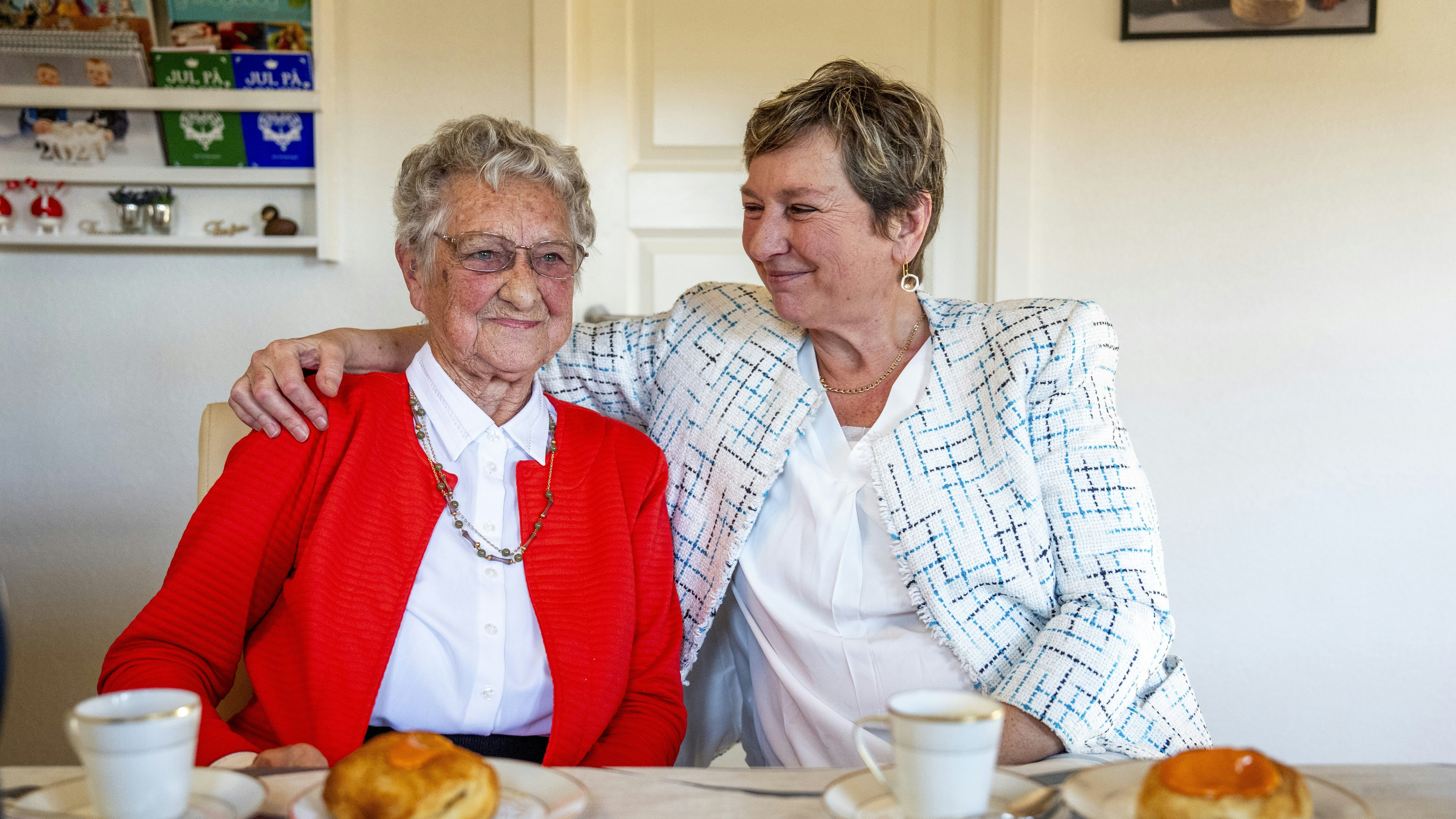 Anna på 89 år med sin bonusdatter Karina Due i Karinas køkken.