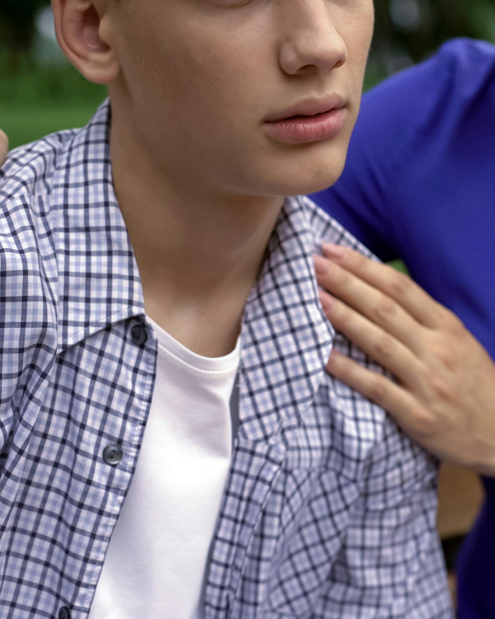 Mor der holder om sin søn udenfor