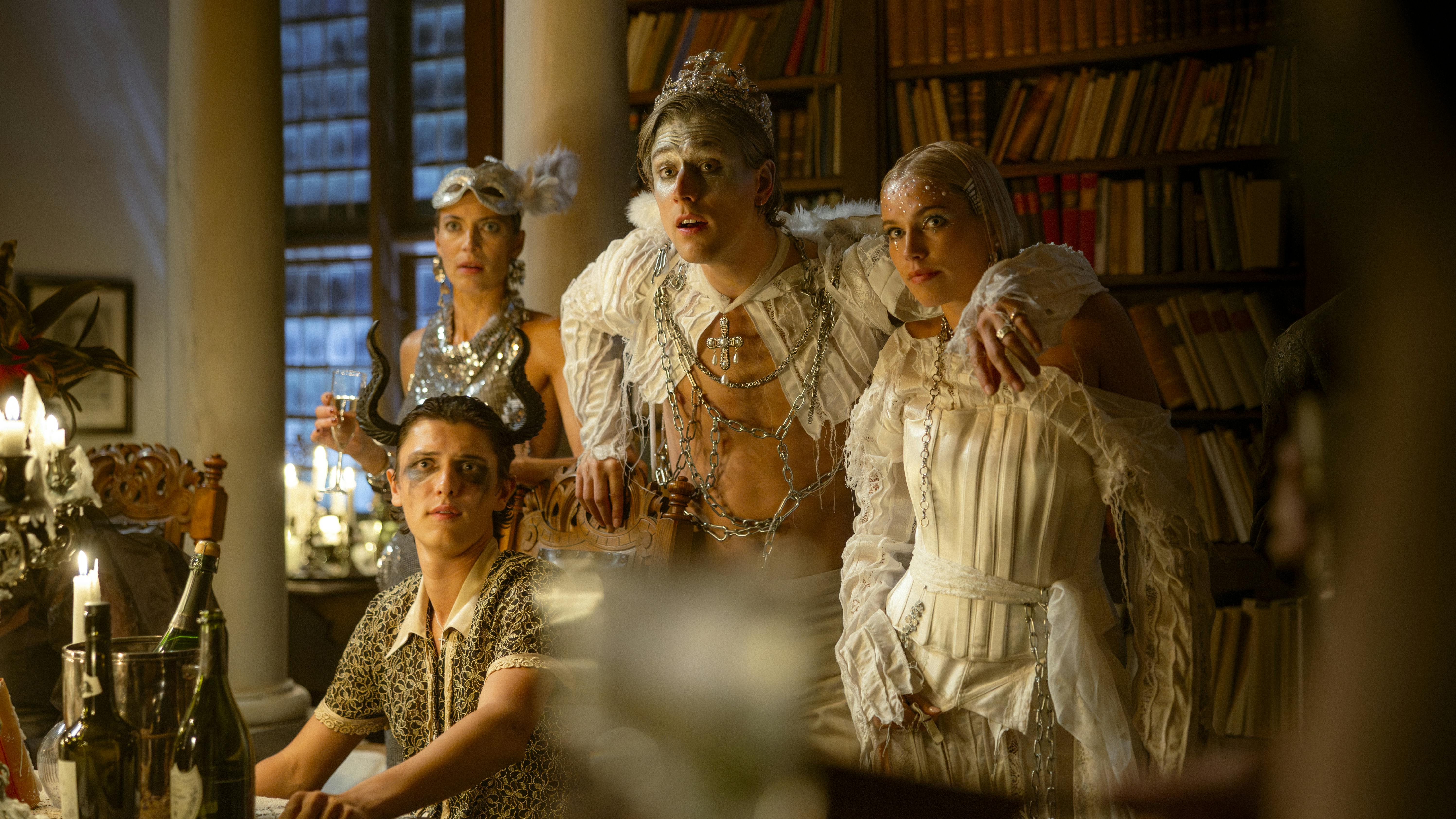 Fire unge mennesker i ekstravagant udklædning i hvidt