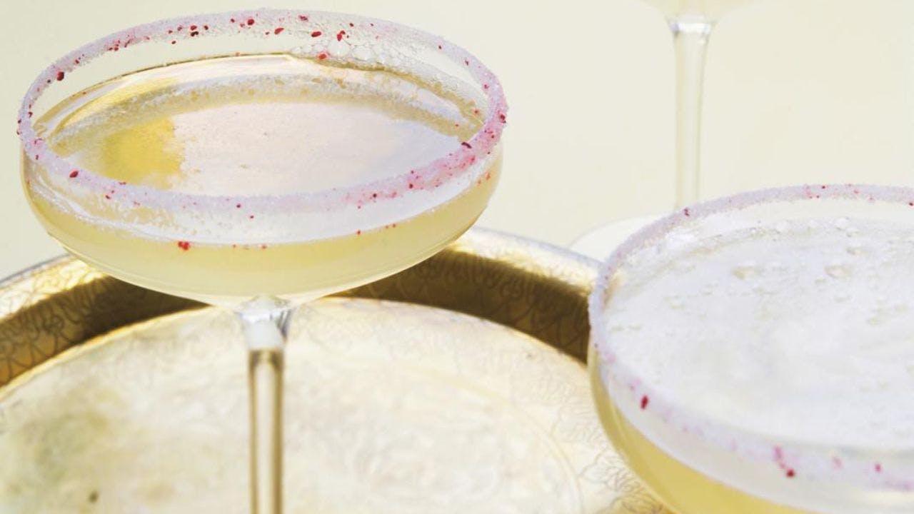 Champagne i glas med pynt på kanten