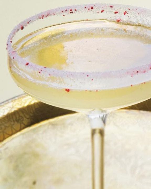 Champagne i glas med pynt på kanten