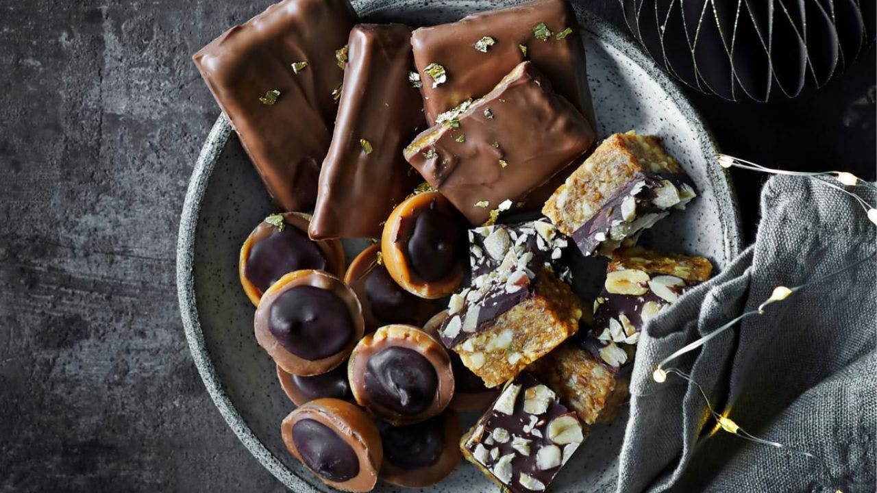 Forskelligt konfekt i en skål