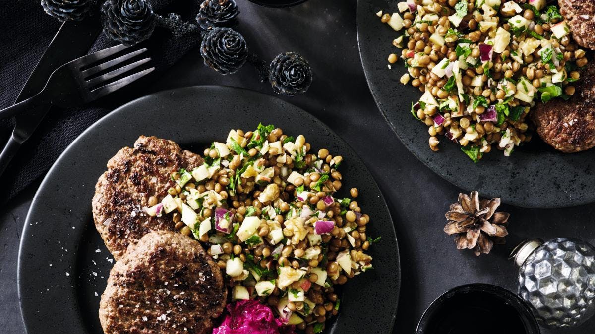 Hakkebøffer med linsesalat og rødbedetzatziki