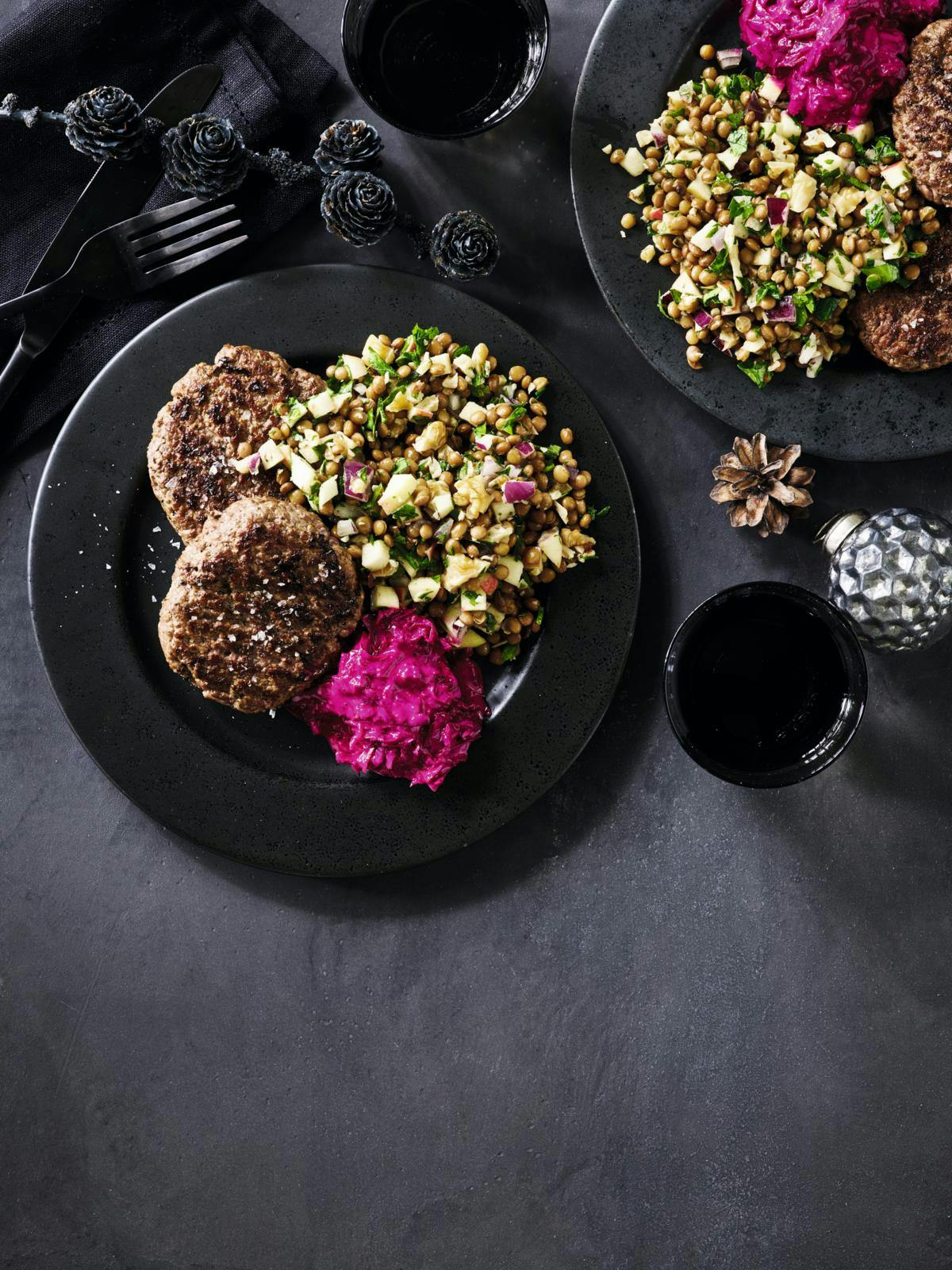 Hakkebøffer med linsesalat og rødbedetzatziki