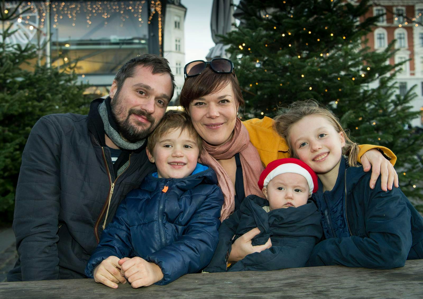 Louisa Lorang med sin mand og tre børn