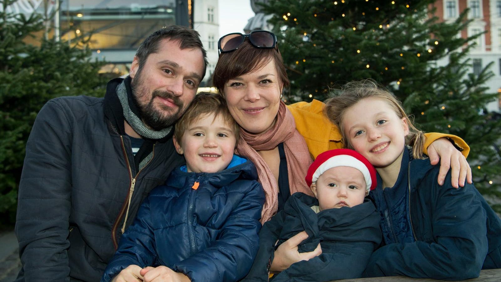 Louisa Lorang med sin mand og tre børn