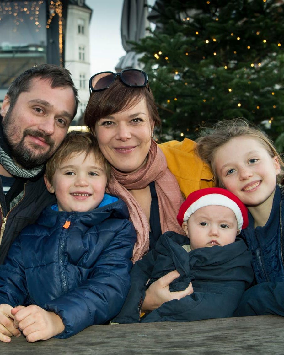 Louisa Lorang med sin mand og tre børn