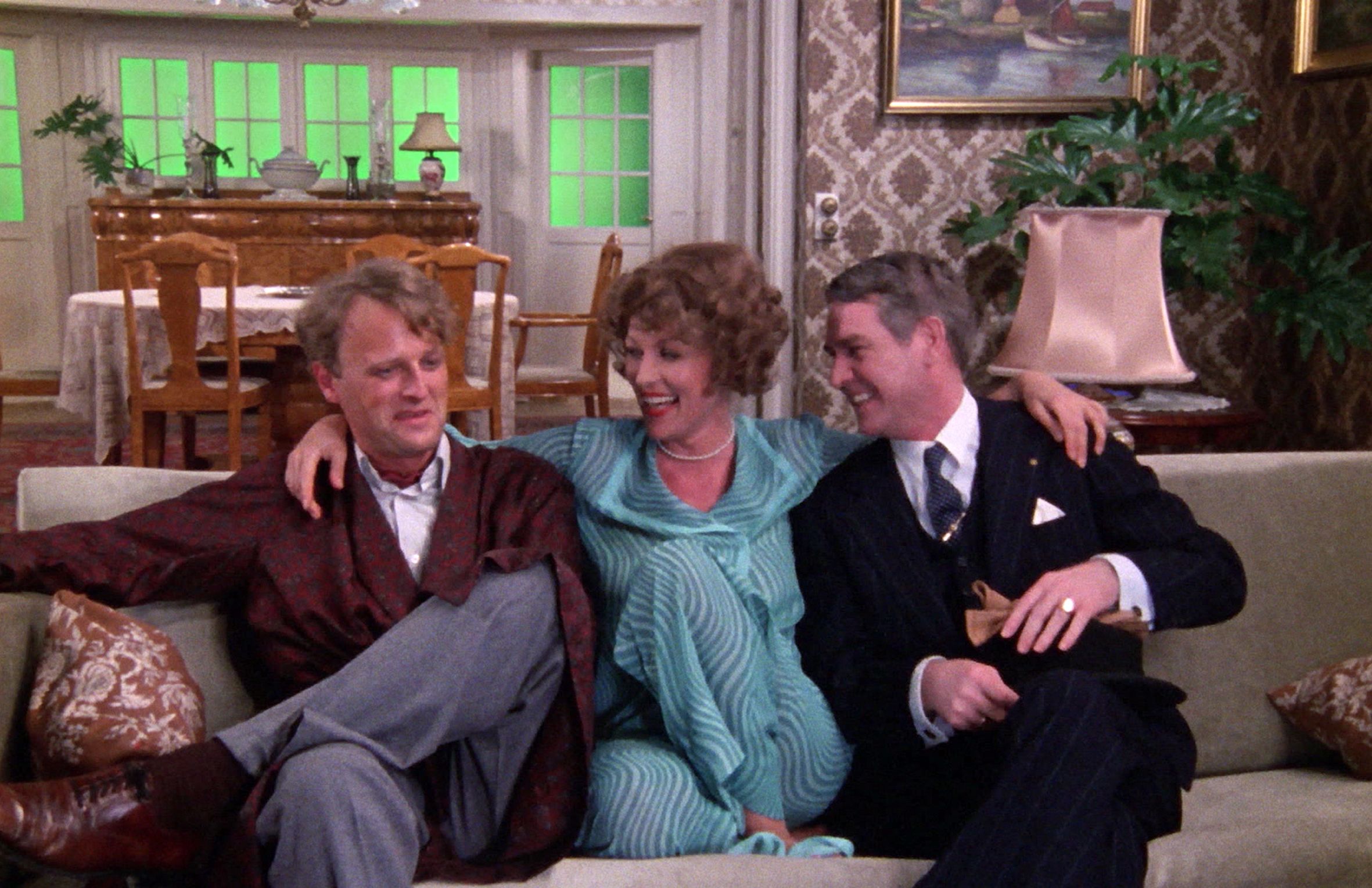 Gitte Graa i pyjamas, Jørgen Varnæs og Hans Christian Varnæs fra Matador sidder i en sofa
