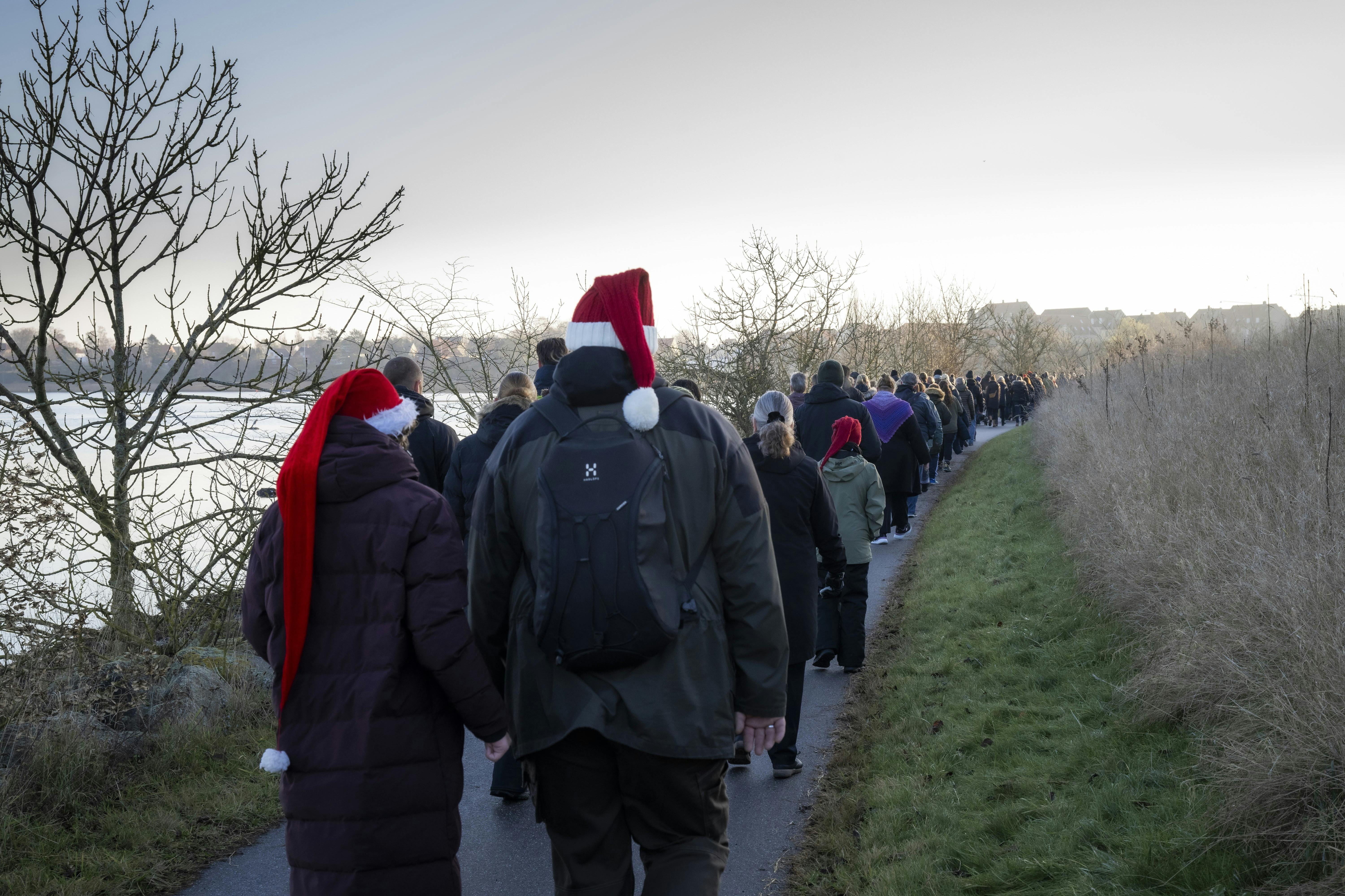 Mennesker med nissehuer til Julemærkemarch i Skælskør 
