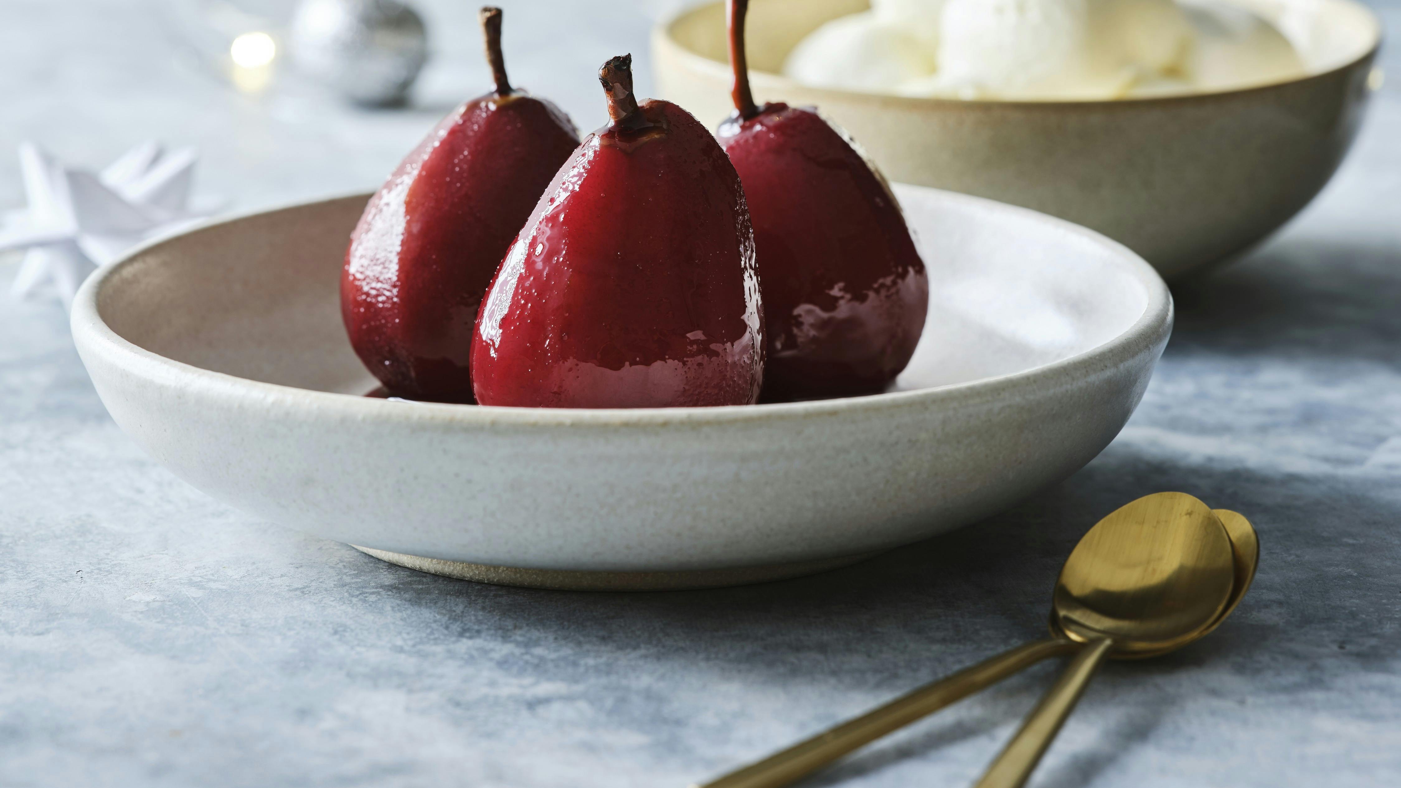 Portvinspocherede pærer med varme krydderier