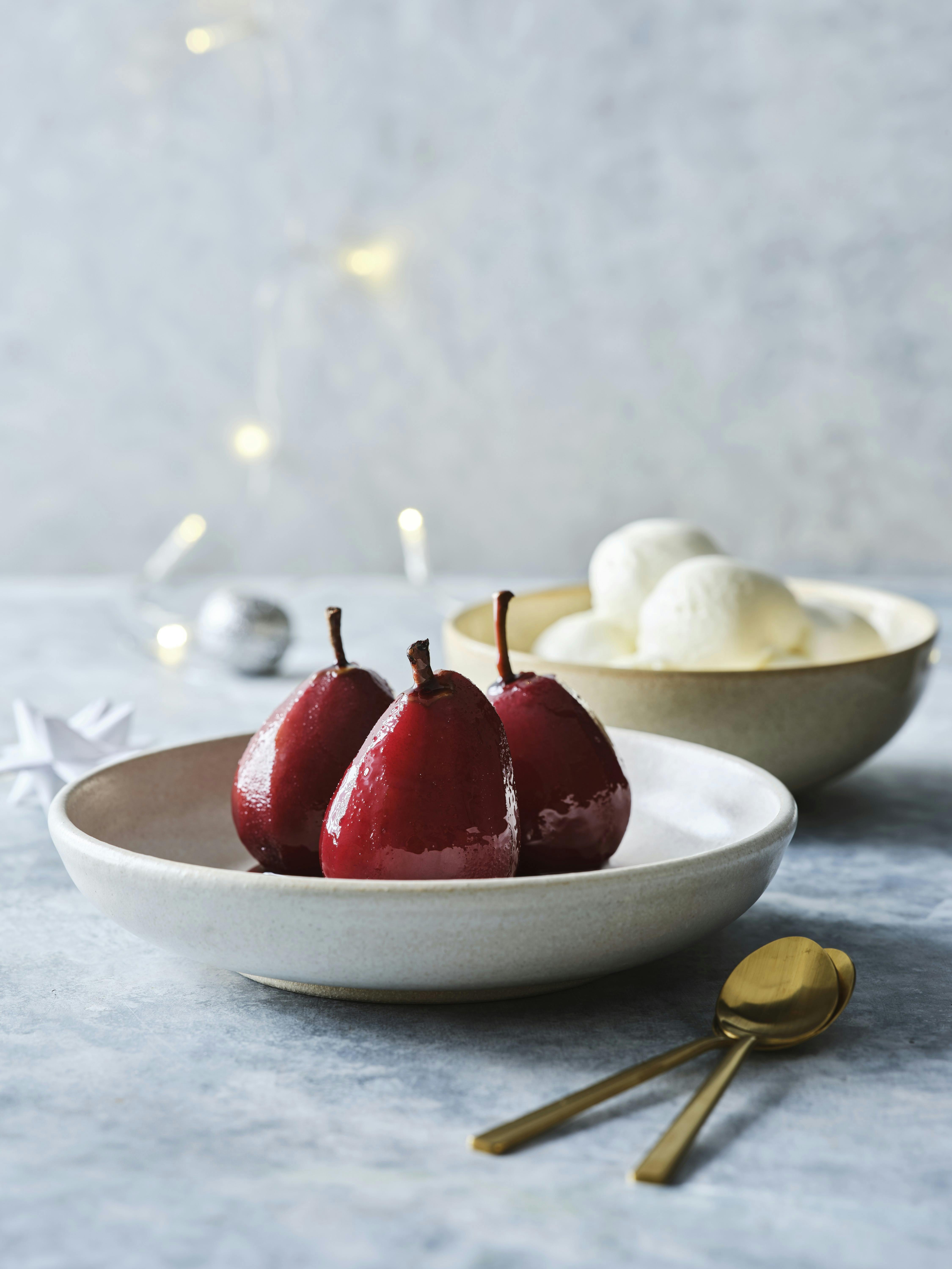 Portvinspocherede pærer med varme krydderier