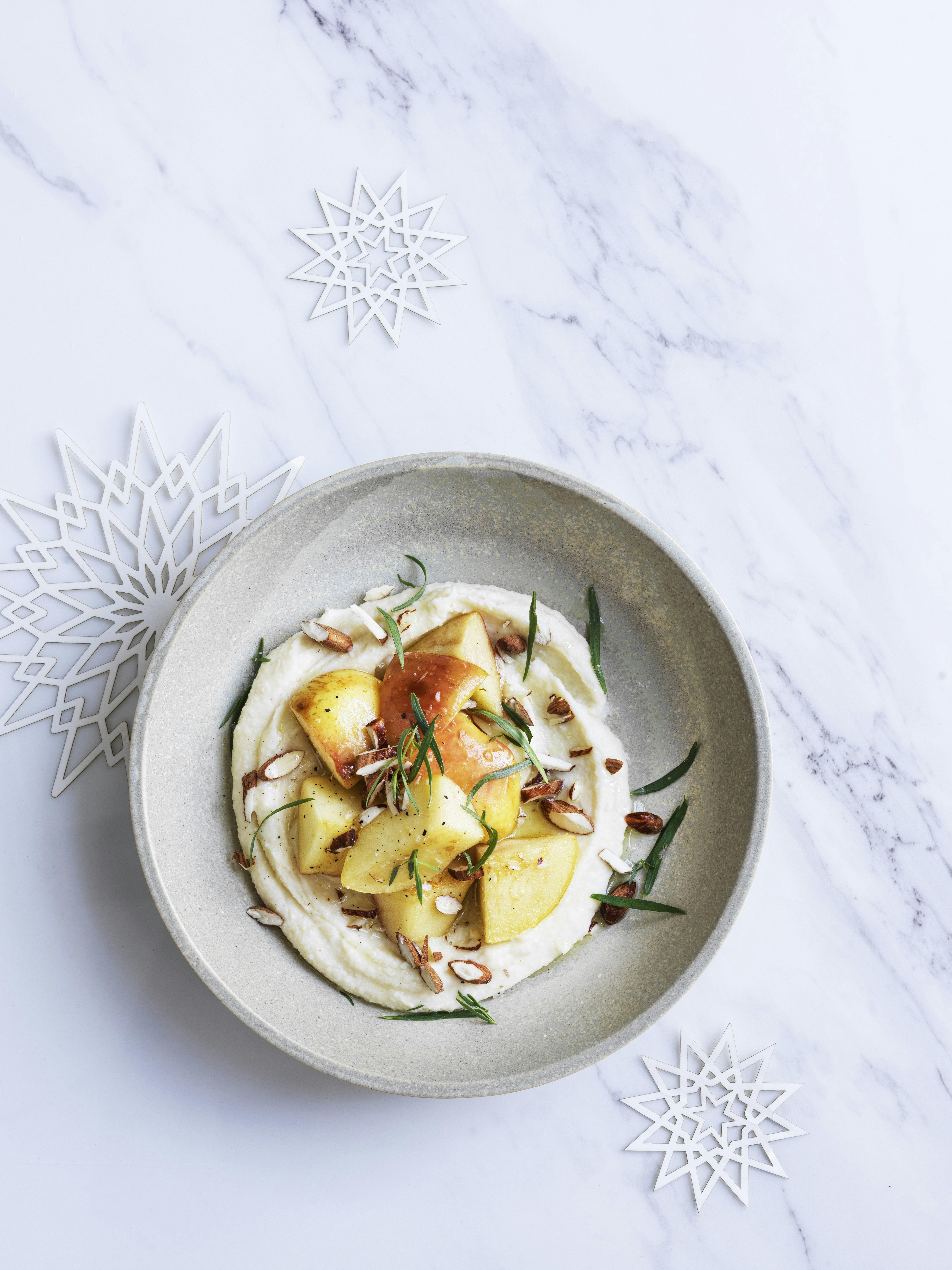 Sellericreme med stegte æbler, mandler og estragon