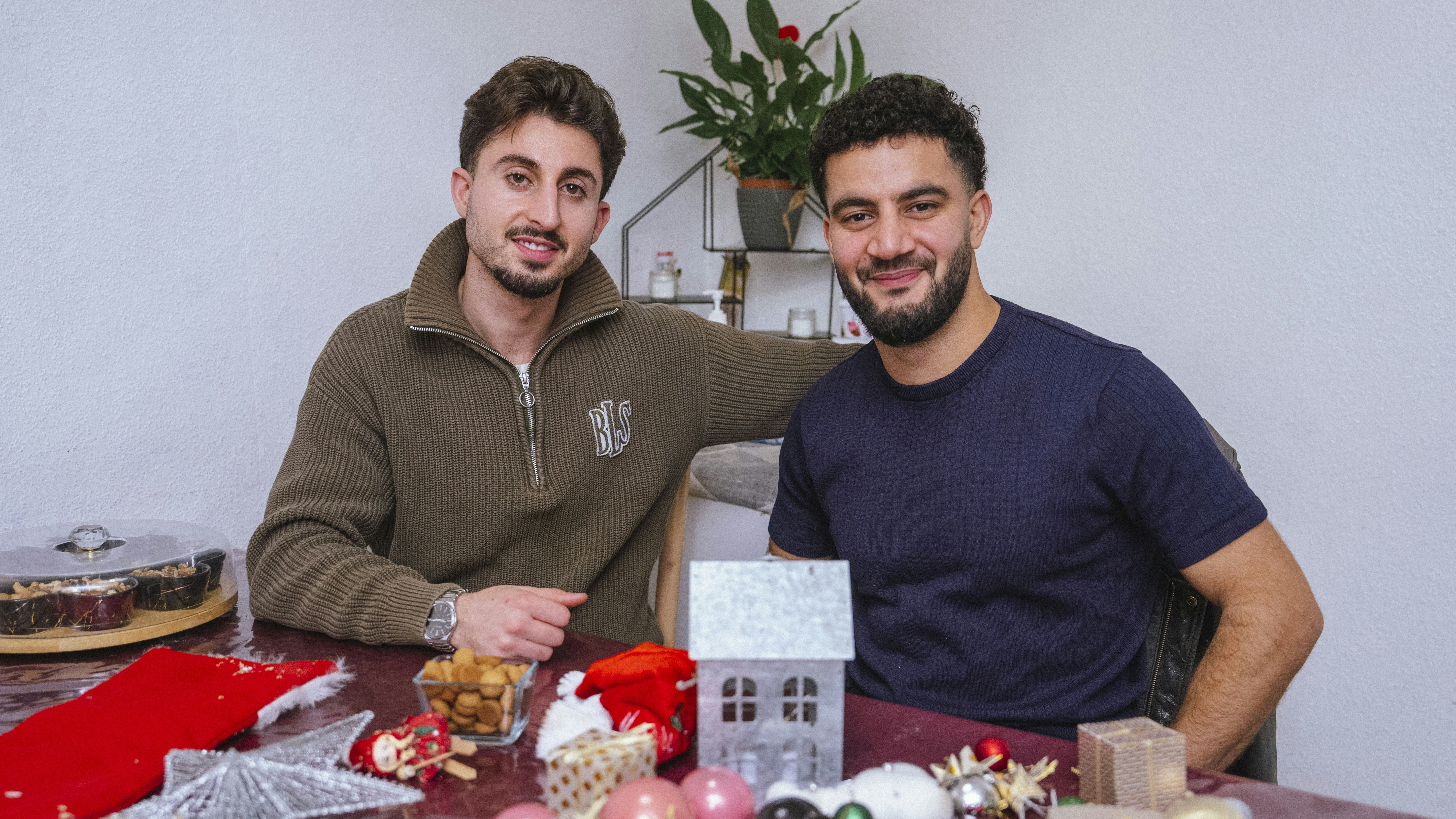 Mohammed og Rand fra først til verdens ende med en masse julepynt.